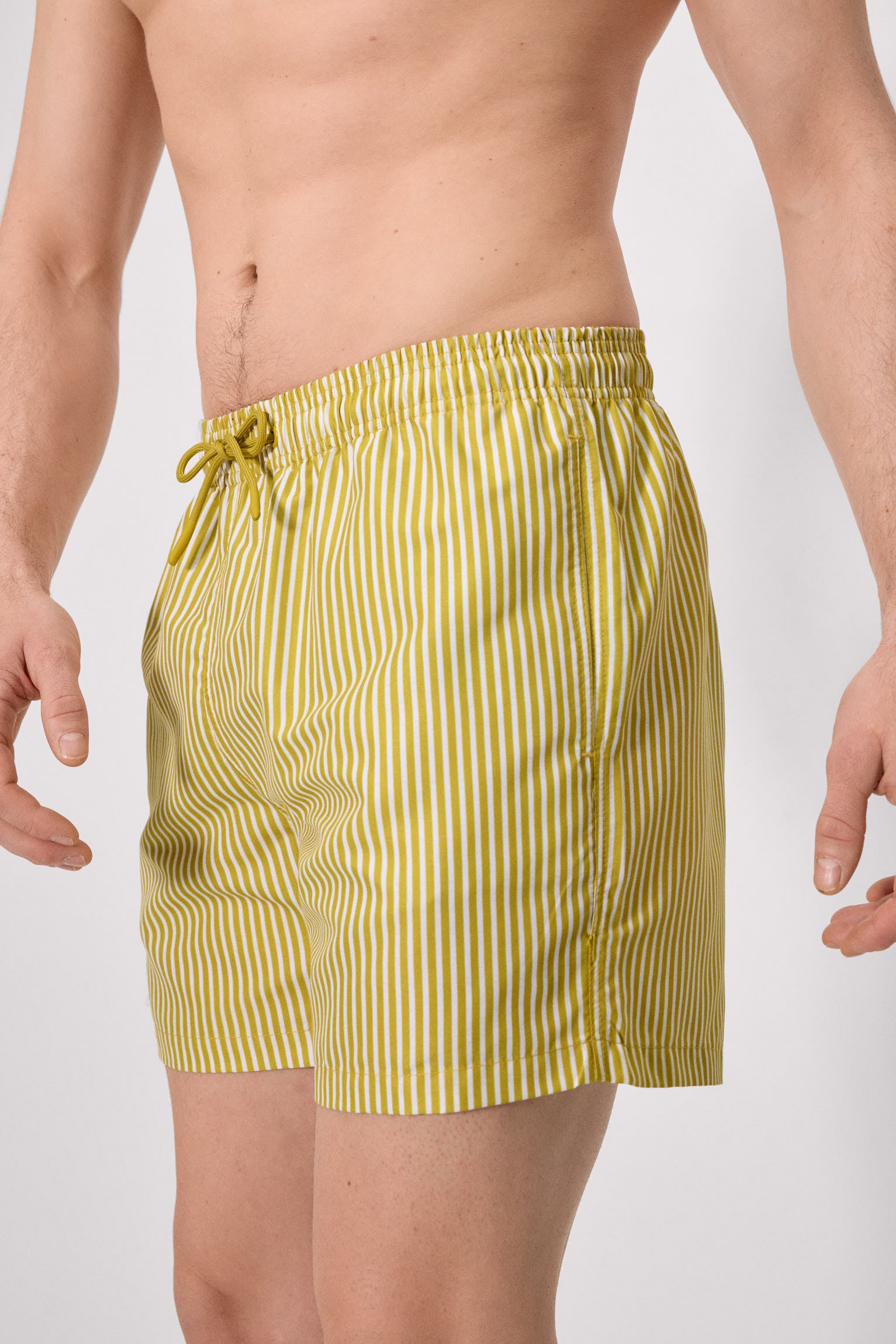 Maiô amarelo listrado de meia altura