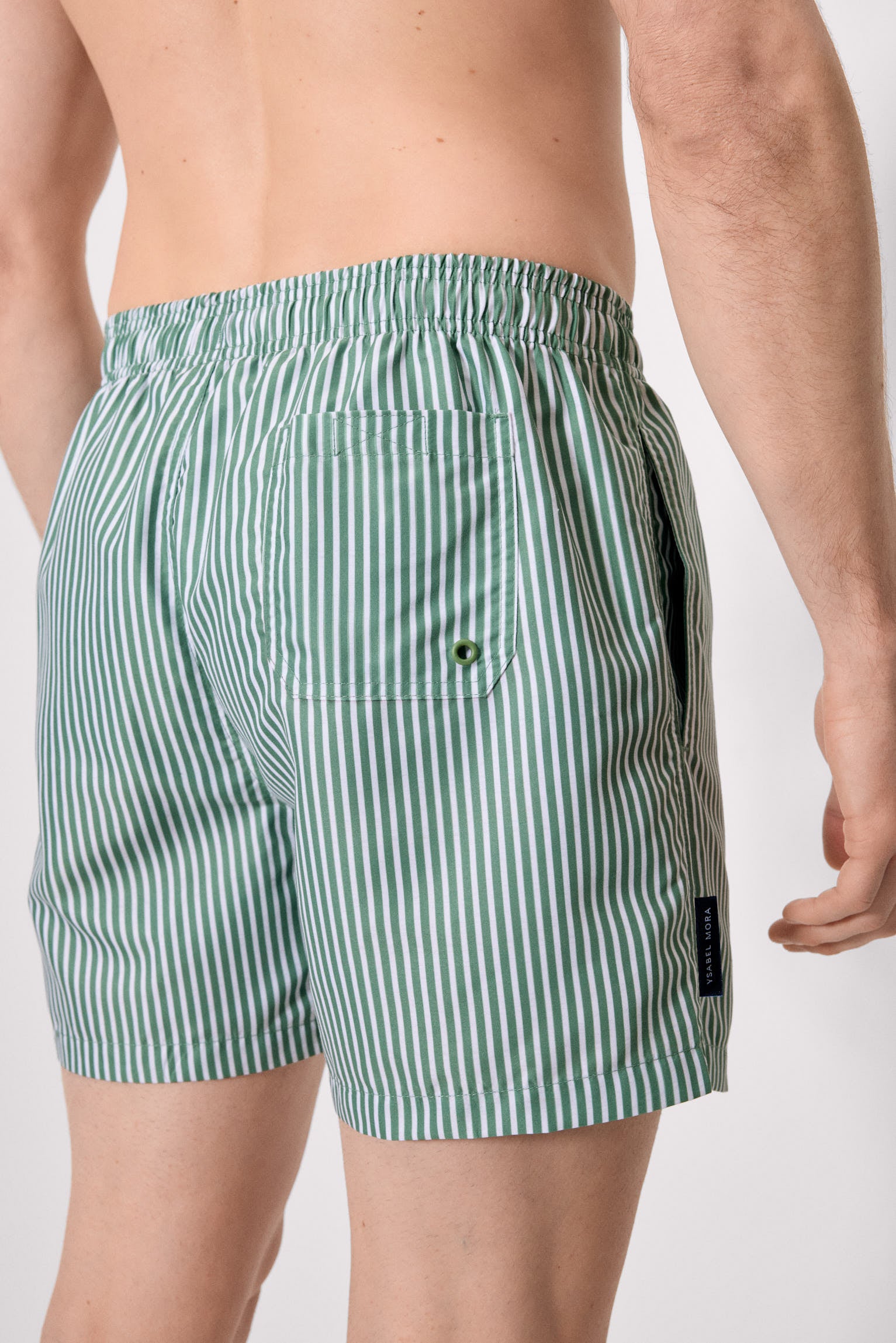 Maiô de comprimento médio com estampa listrada verde.