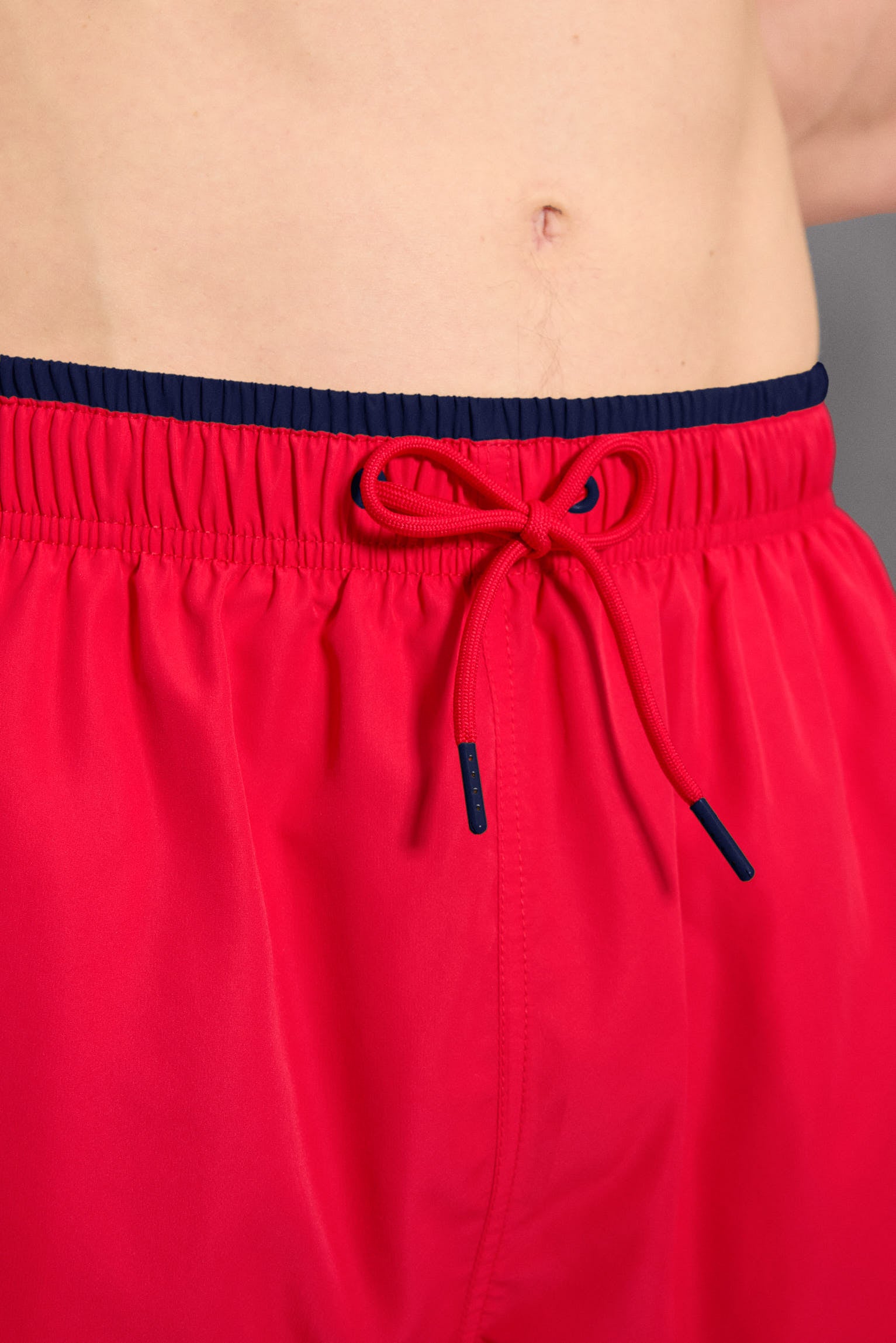 Meio biquíni com detalhe vermelho na cintura