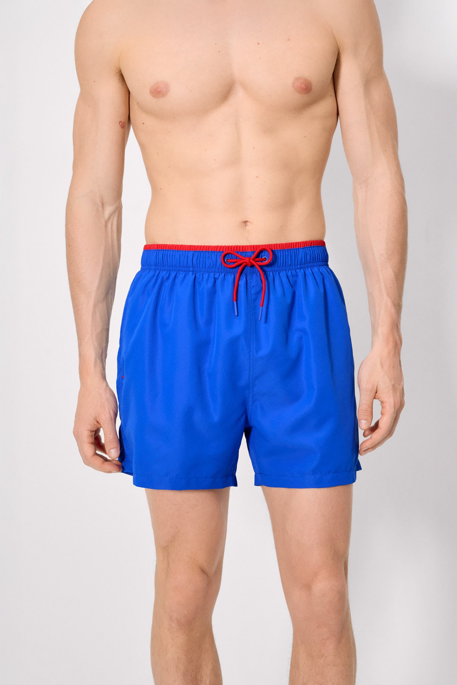 Meio biquíni com detalhe azul na cintura