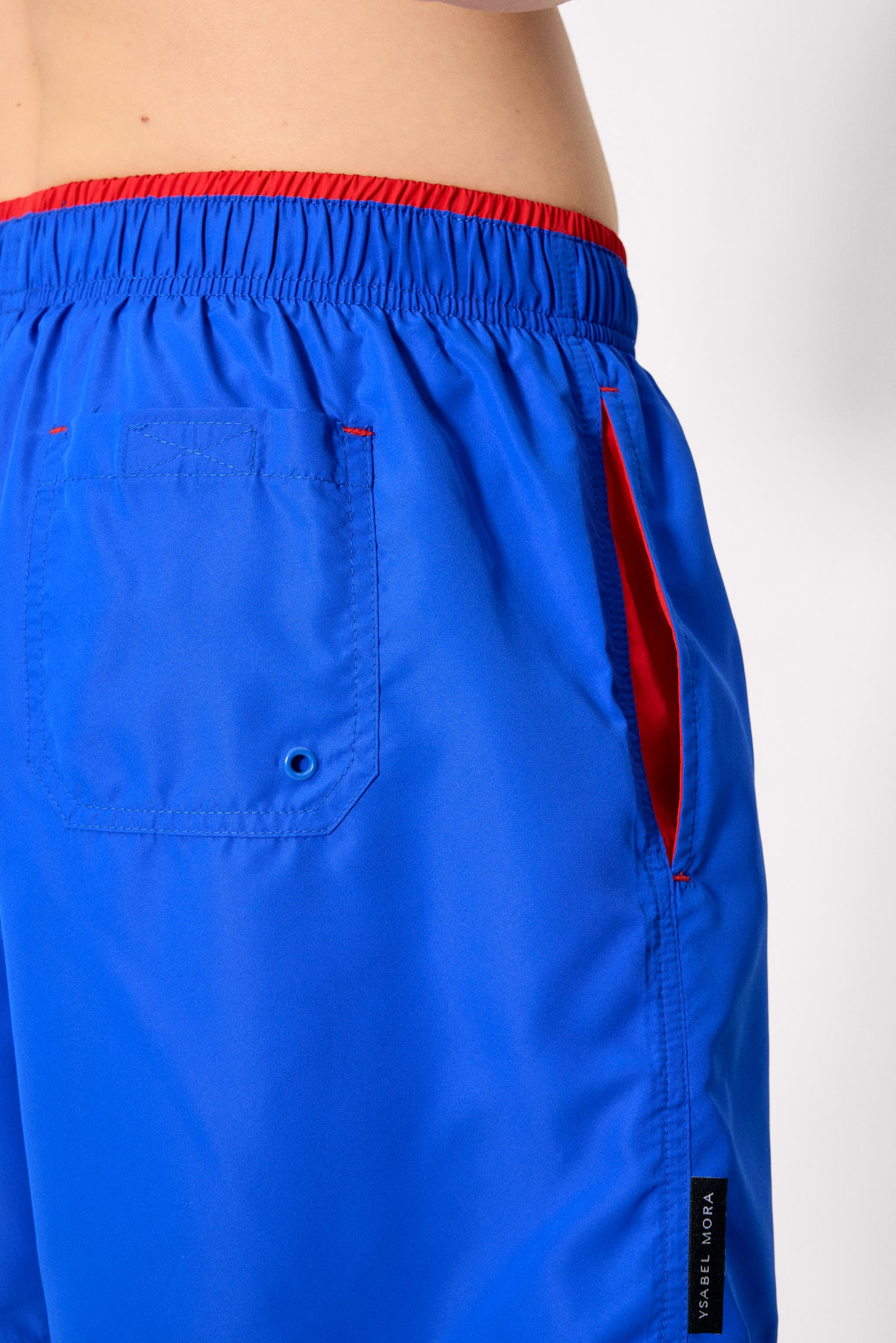 Meio biquíni com detalhe azul na cintura