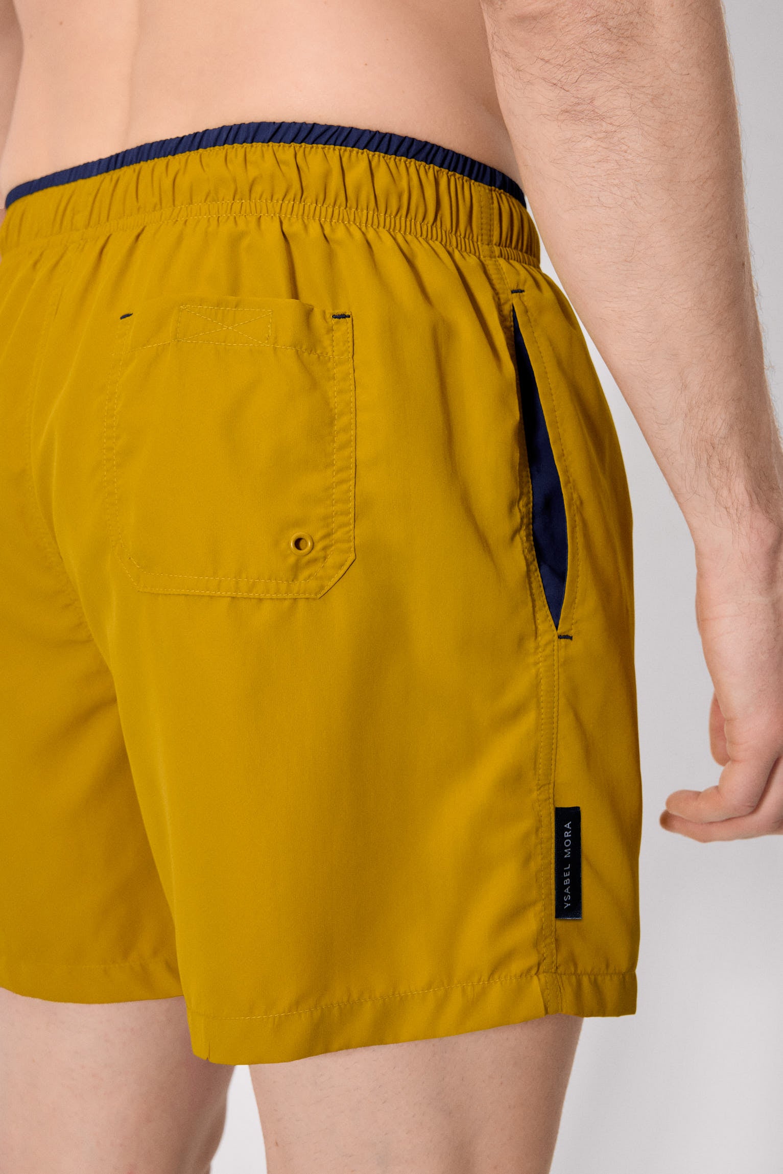 Meio biquíni com detalhe mostarda na cintura