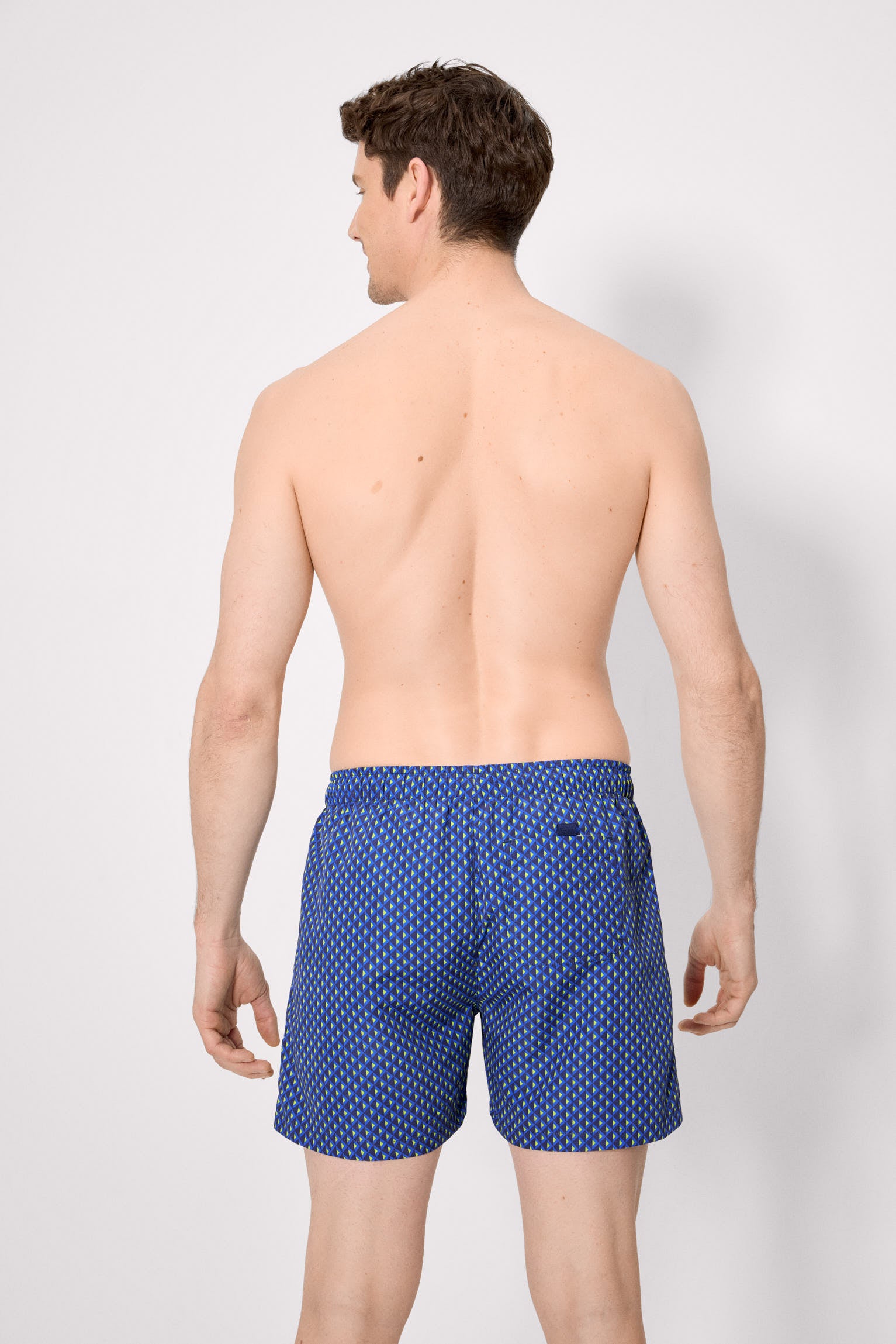 Maiô tamanho médio com estampa étnica marinha.