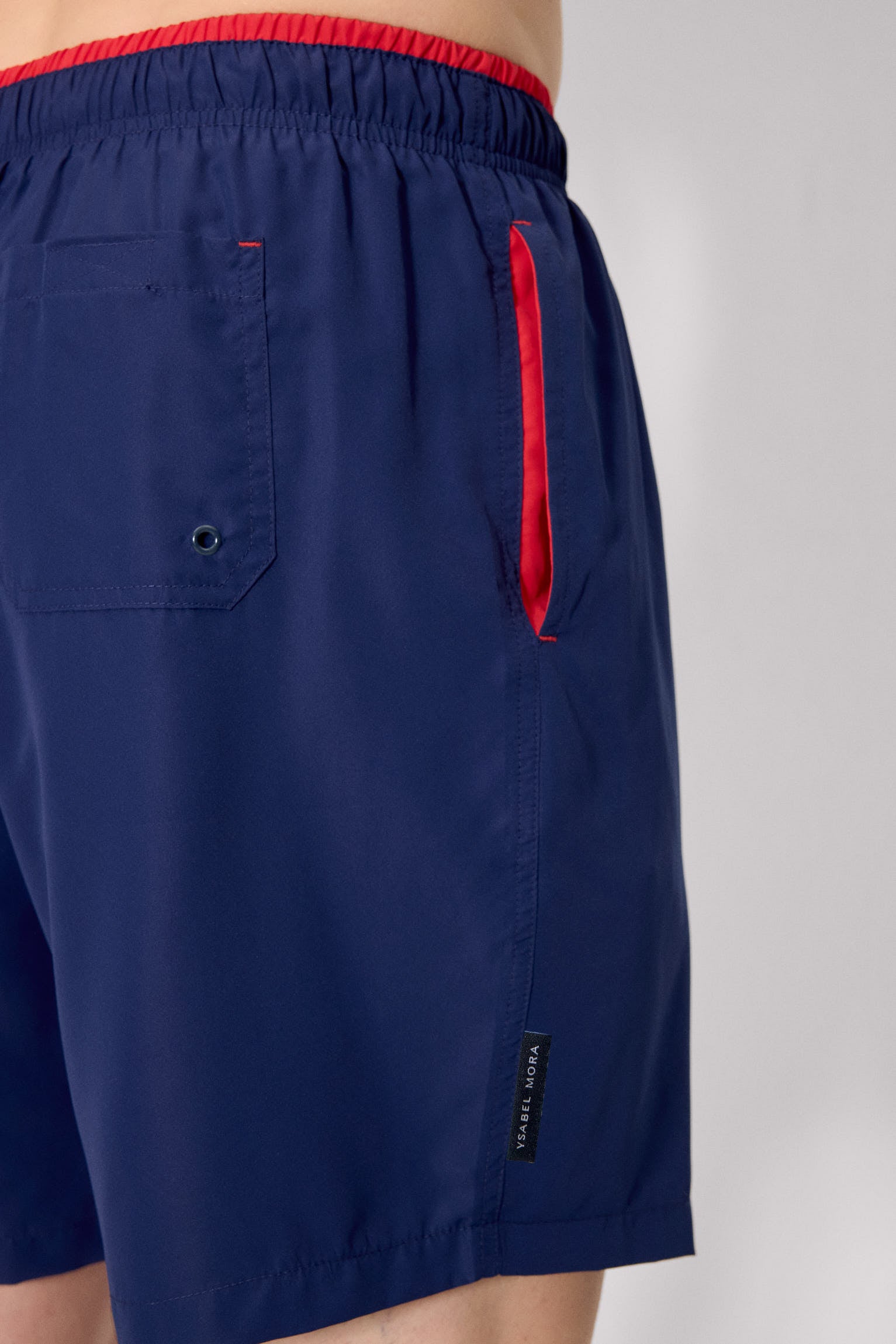 Maiô longo com detalhe azul-marinho na cintura