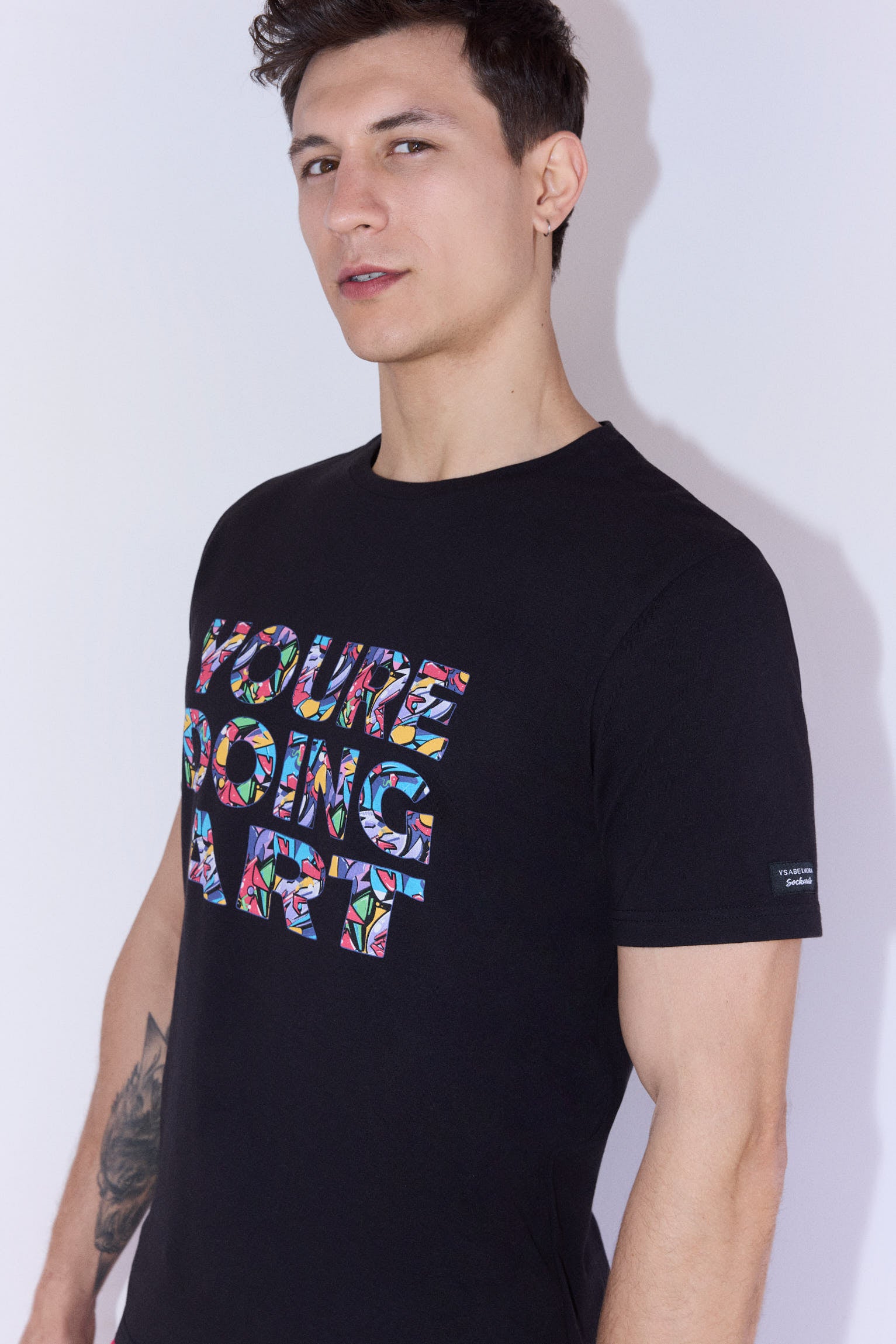 Camiseta preta de manga curta com estampa de arte de rua sockarrats