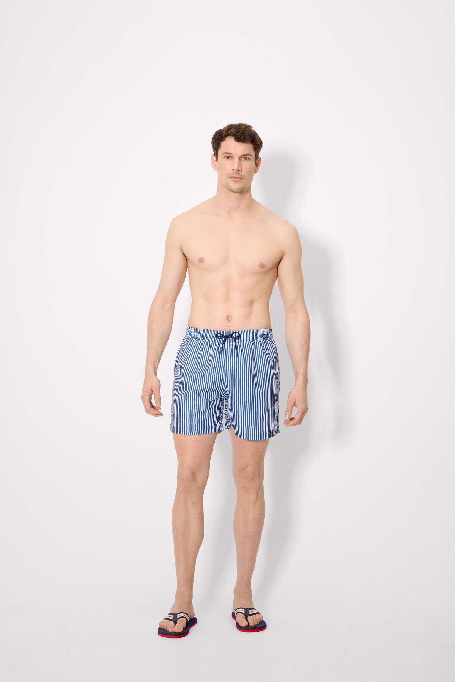 Chinelo masculino com listras contrastantes, azul marinho