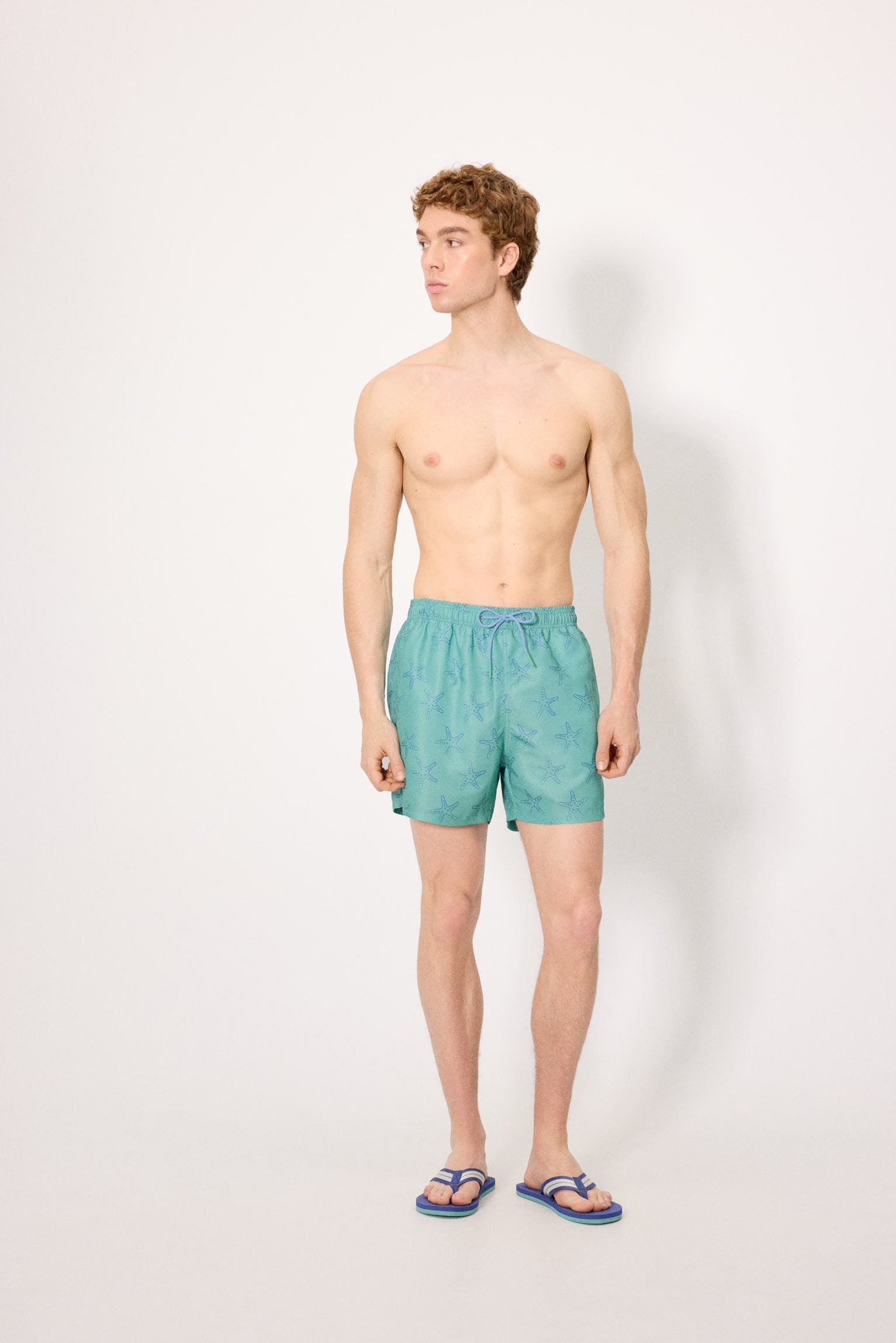 Chinelo masculino com listras azuis contrastantes