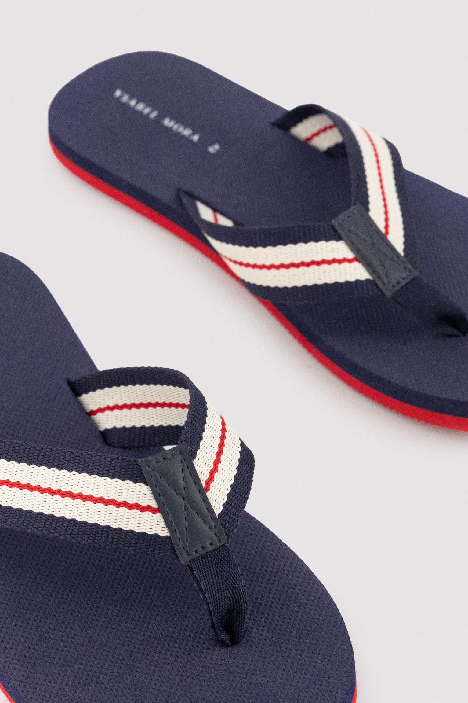 Chinelo masculino com listras contrastantes, azul marinho