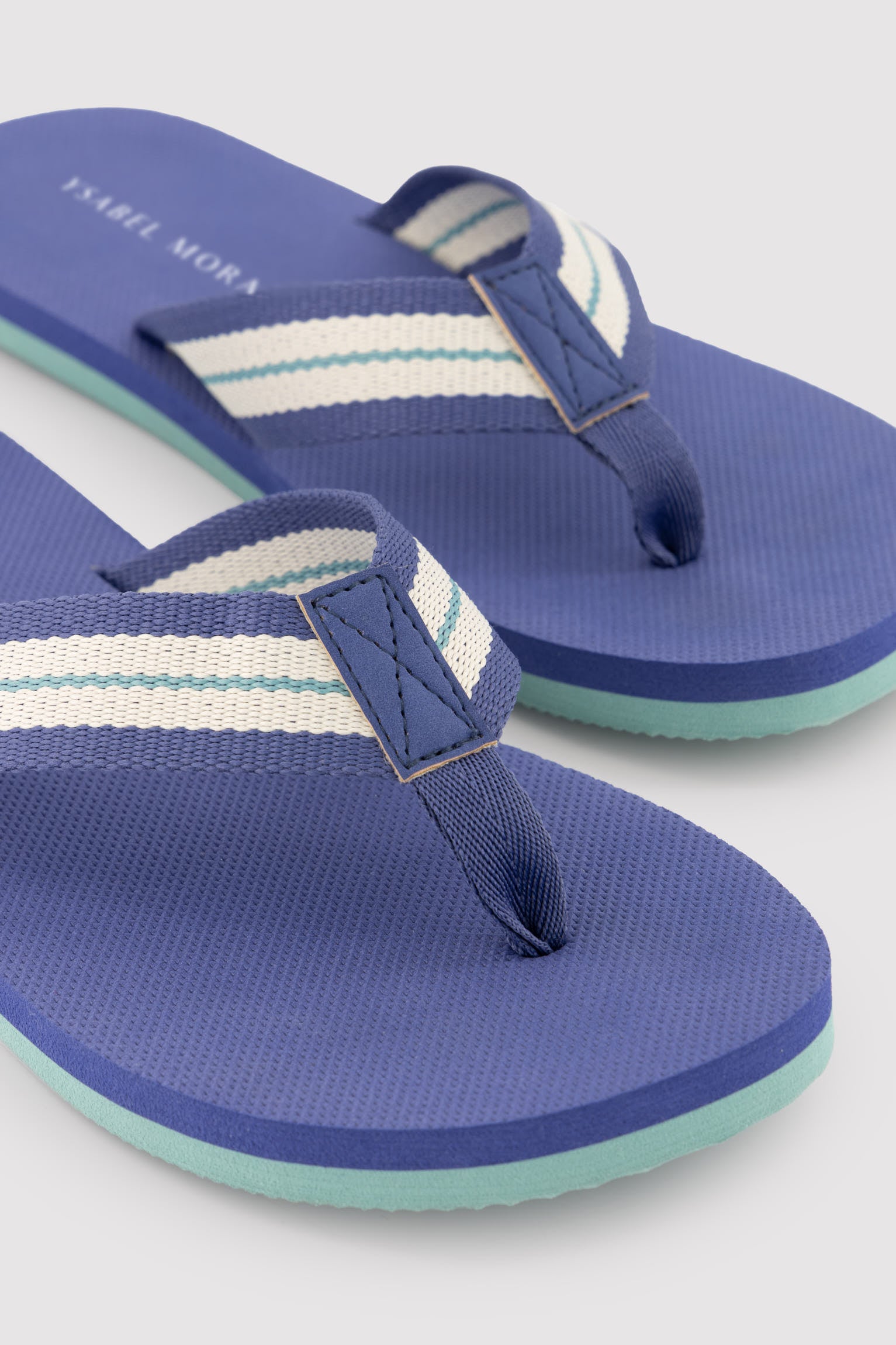 Chinelo masculino com listras azuis contrastantes