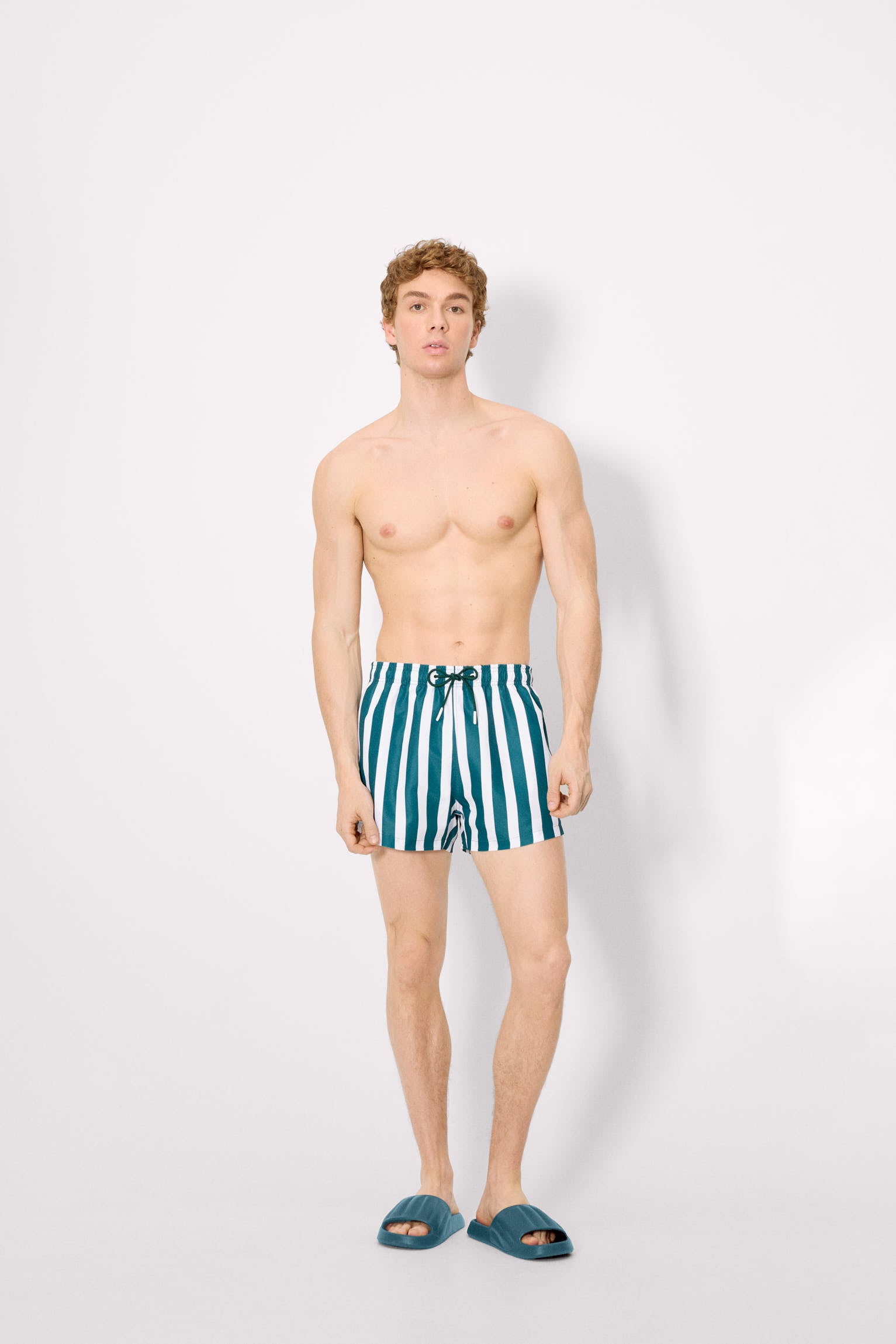 Chinelo de dedo masculino leve na cor verde.