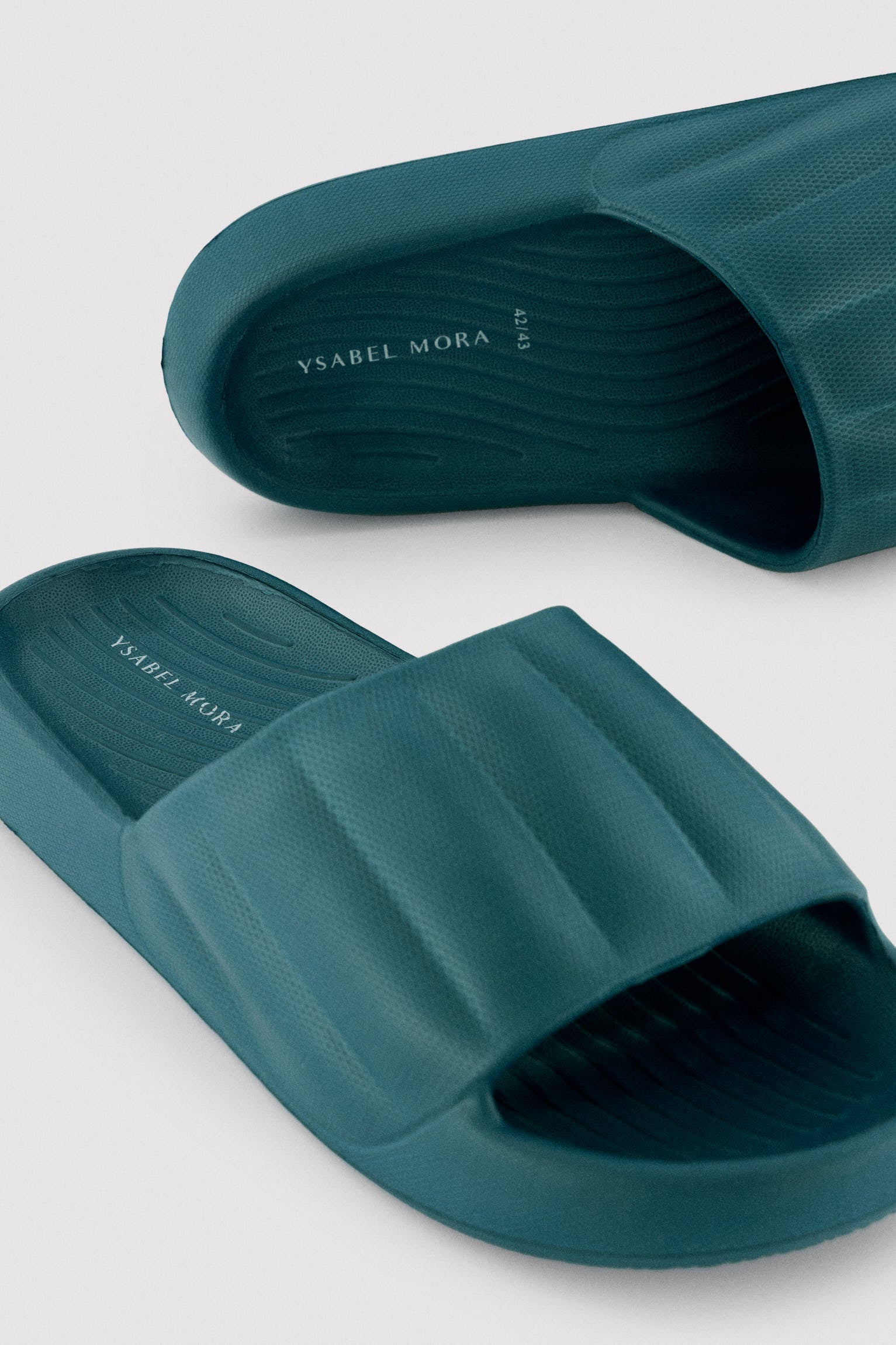 Chinelo de dedo masculino leve na cor verde.