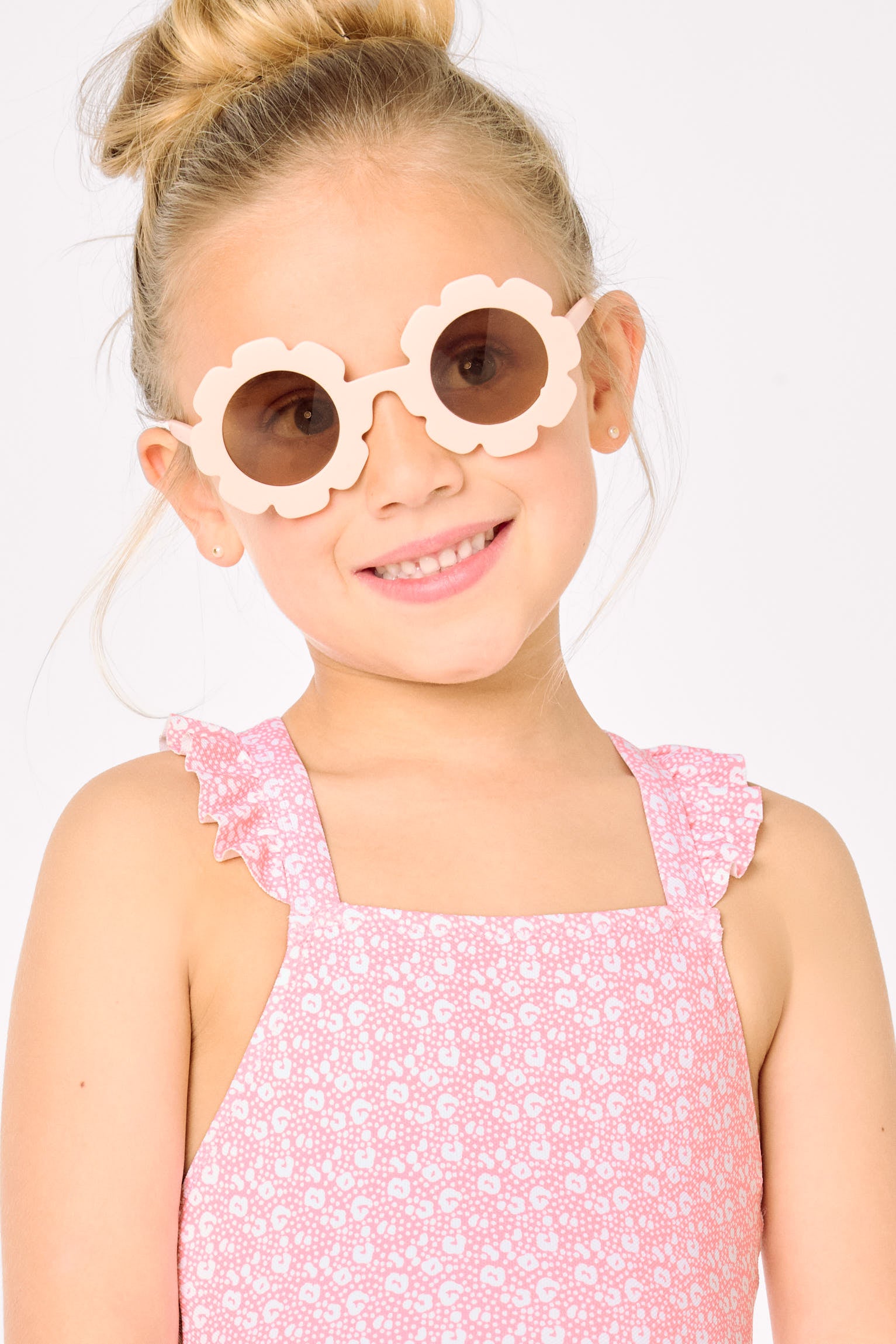 Maiô infantil com detalhes de babados e alças cruzadas, estampa de leopardo rosa.