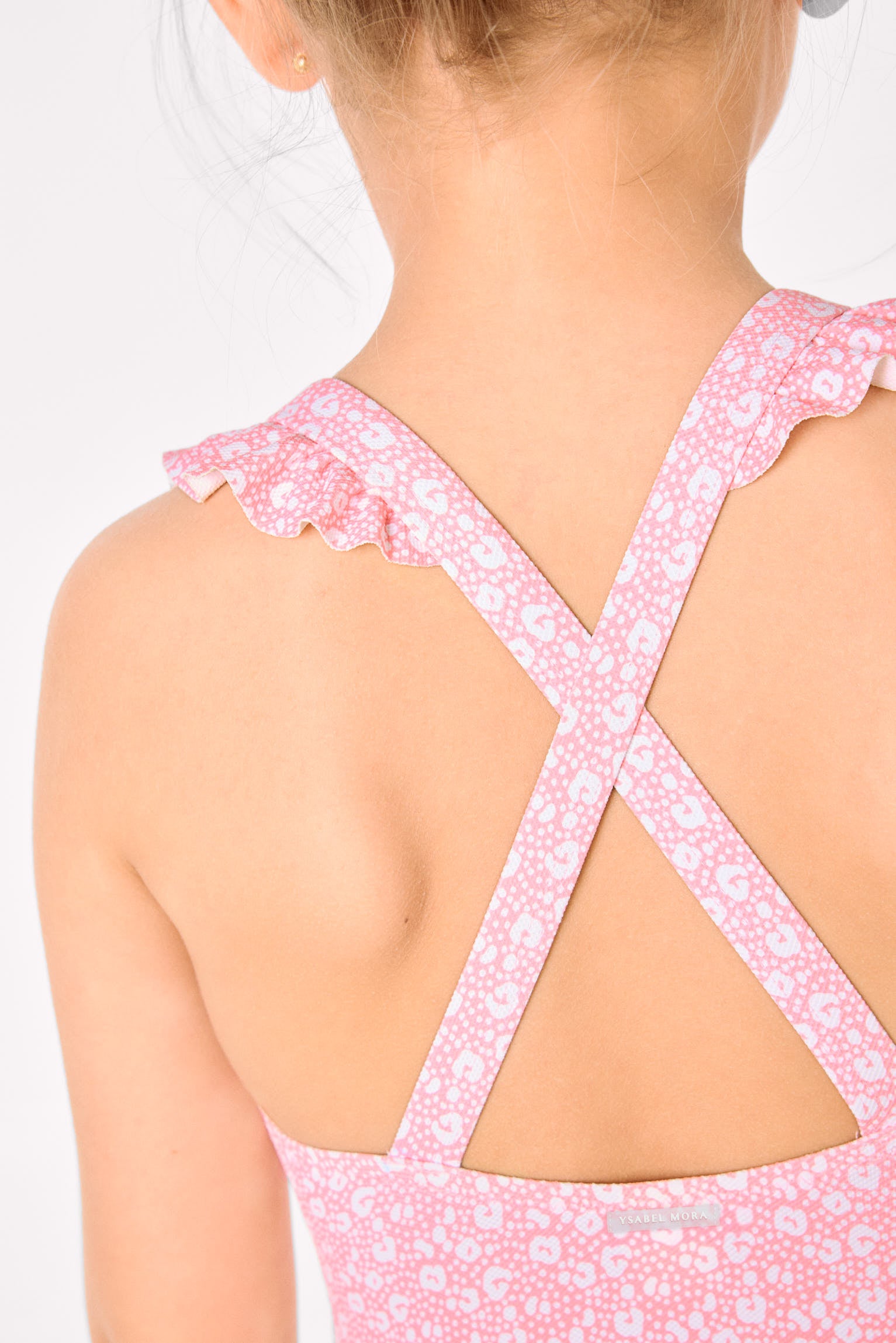 Maiô infantil com detalhes de babados e alças cruzadas, estampa de leopardo rosa.