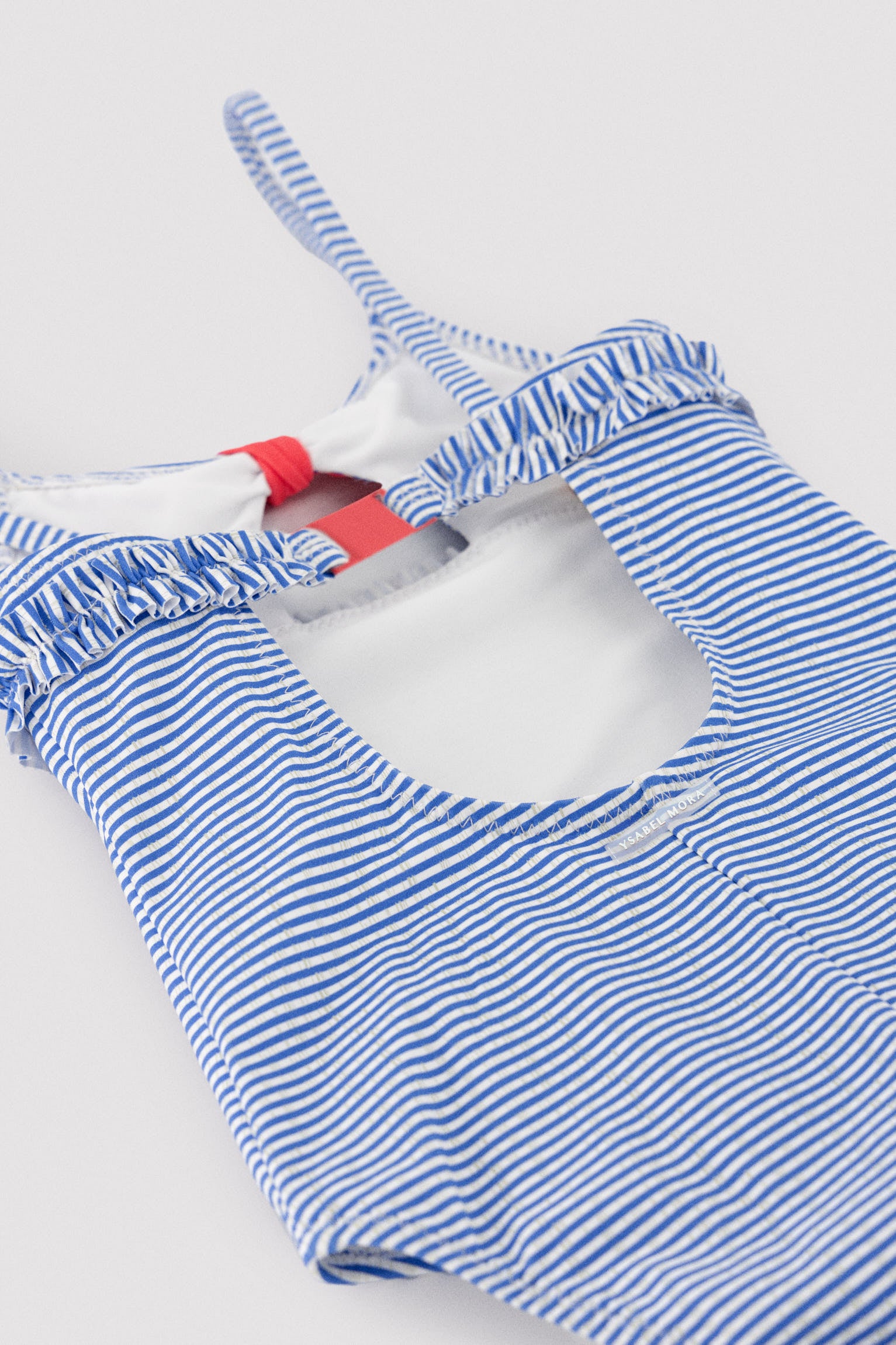 Maiô infantil com detalhe de laço e babado, estampa listrada