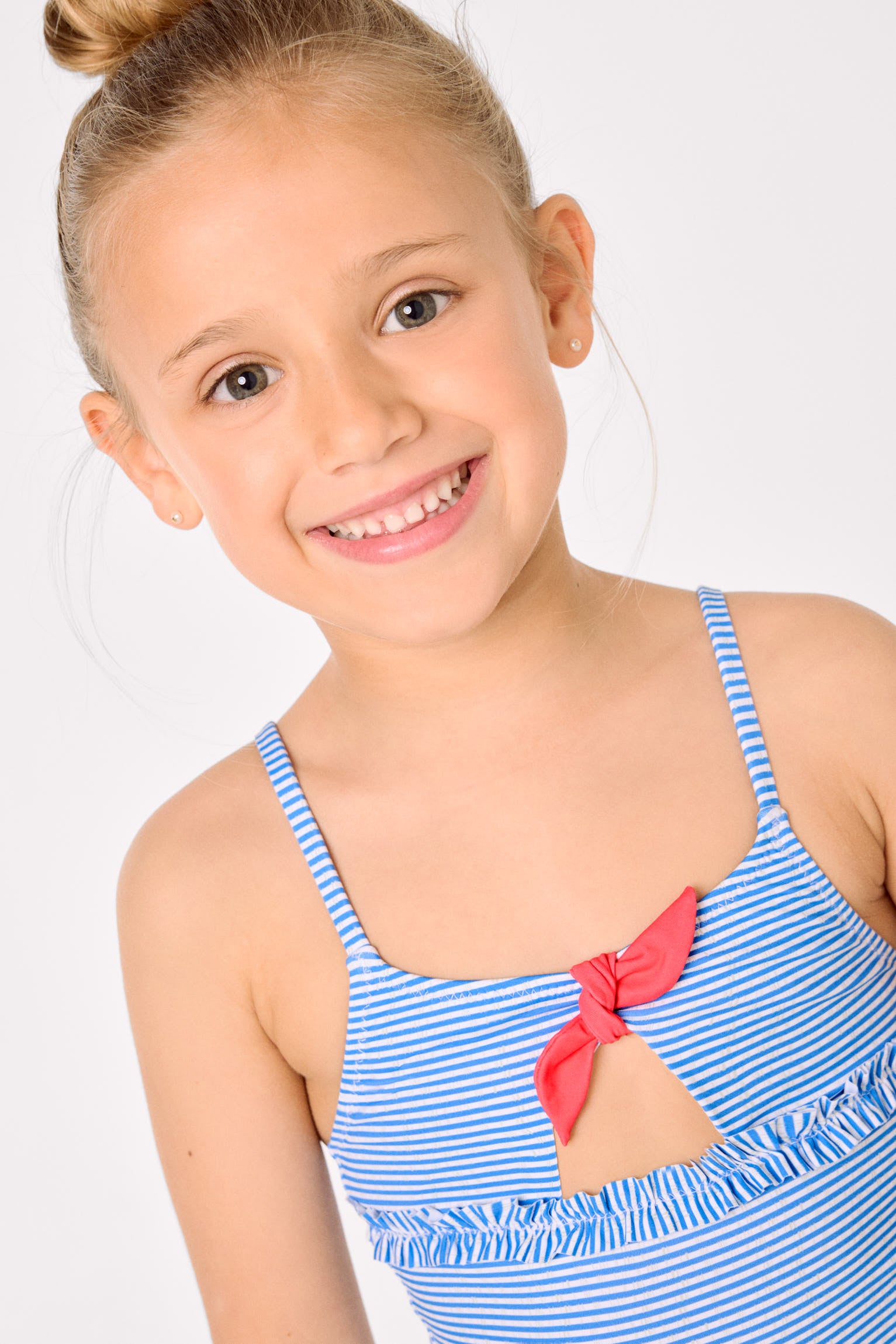 Maiô infantil com detalhe de laço e babado, estampa listrada