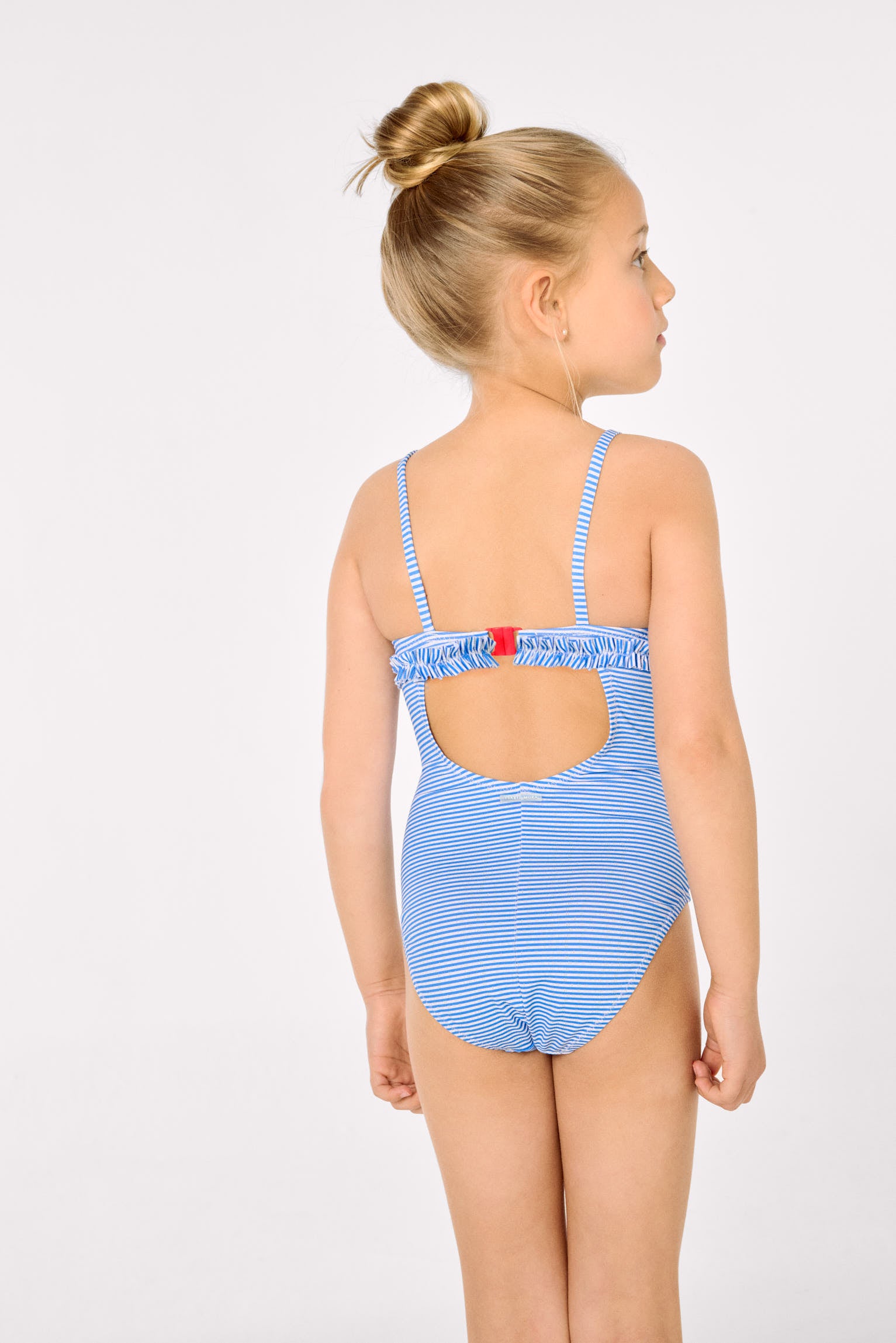 Maiô infantil com detalhe de laço e babado, estampa listrada