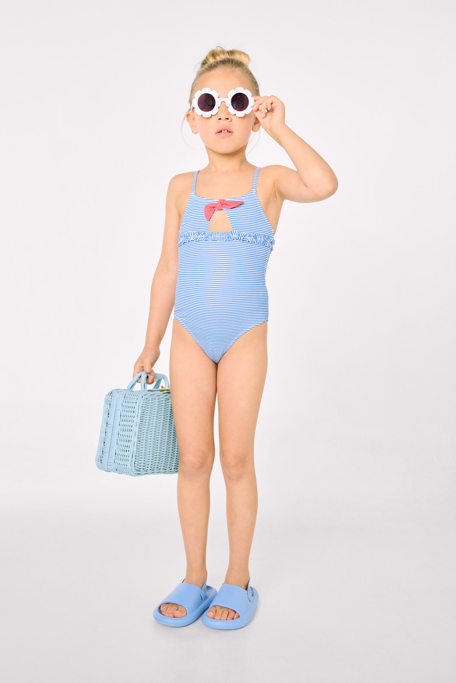 Maiô infantil com detalhe de laço e babado, estampa listrada