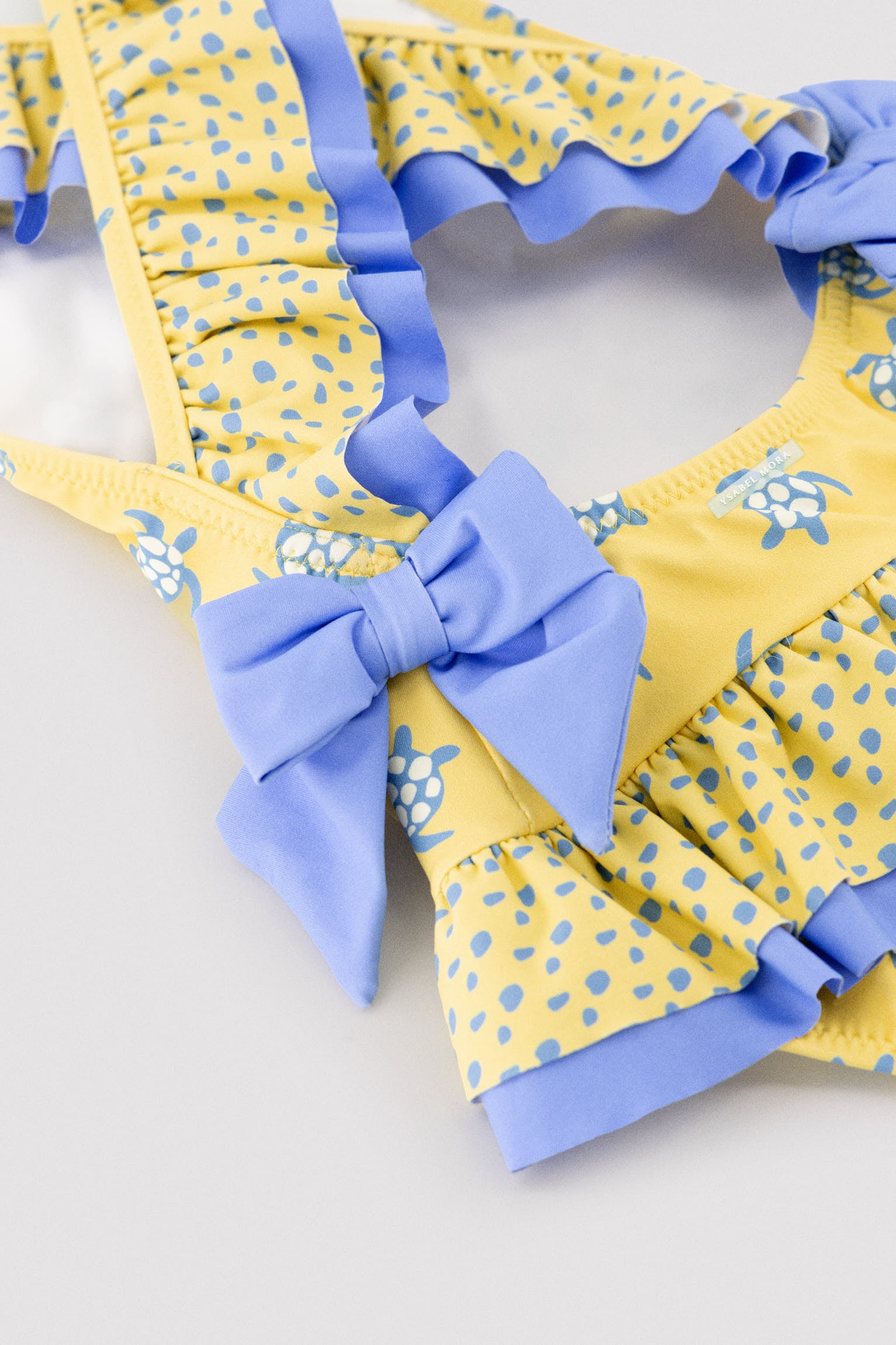 Bañador niña detalles volantes y lazos estampado tortugas - Ysabel Mora