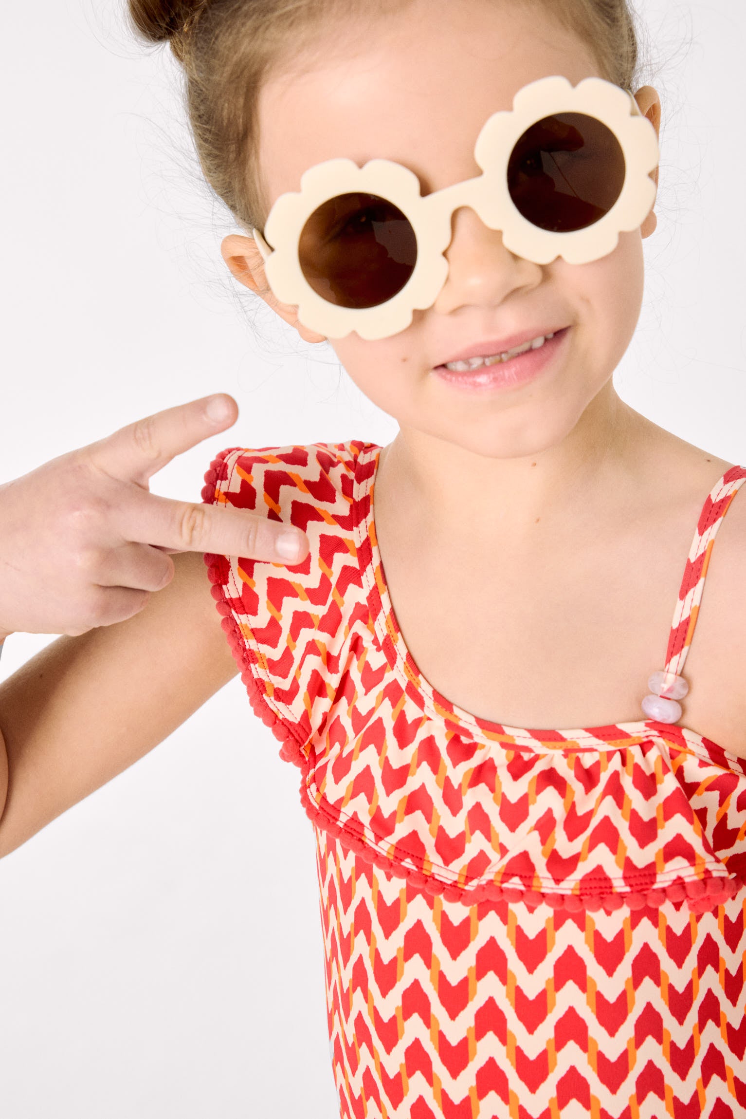 Maiô infantil com detalhes em babados e estampa étnica.