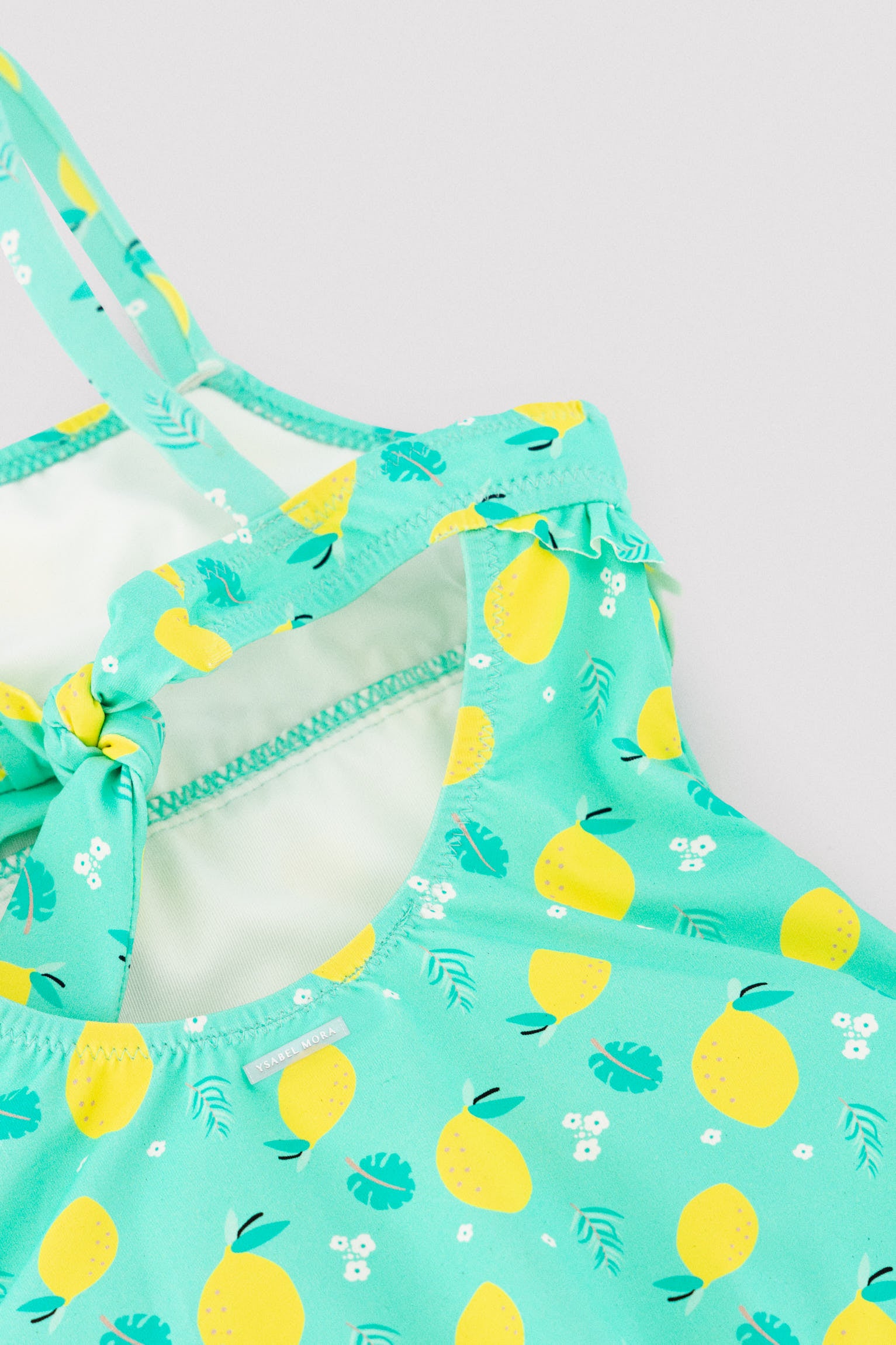 Maiô infantil com detalhe de babado em estampa de limão