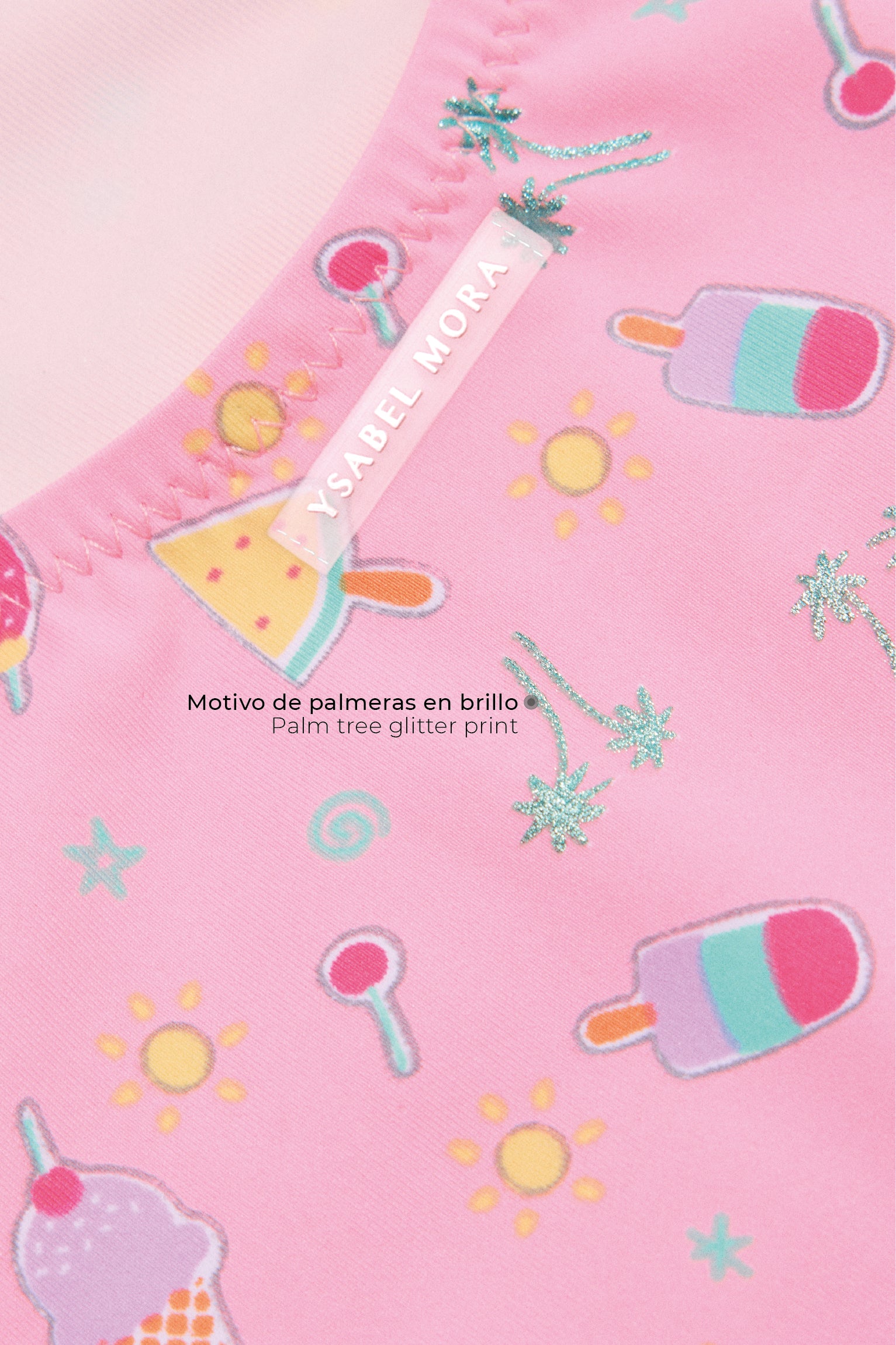 Maiô infantil com detalhes vazados e laços, estampa de verão.