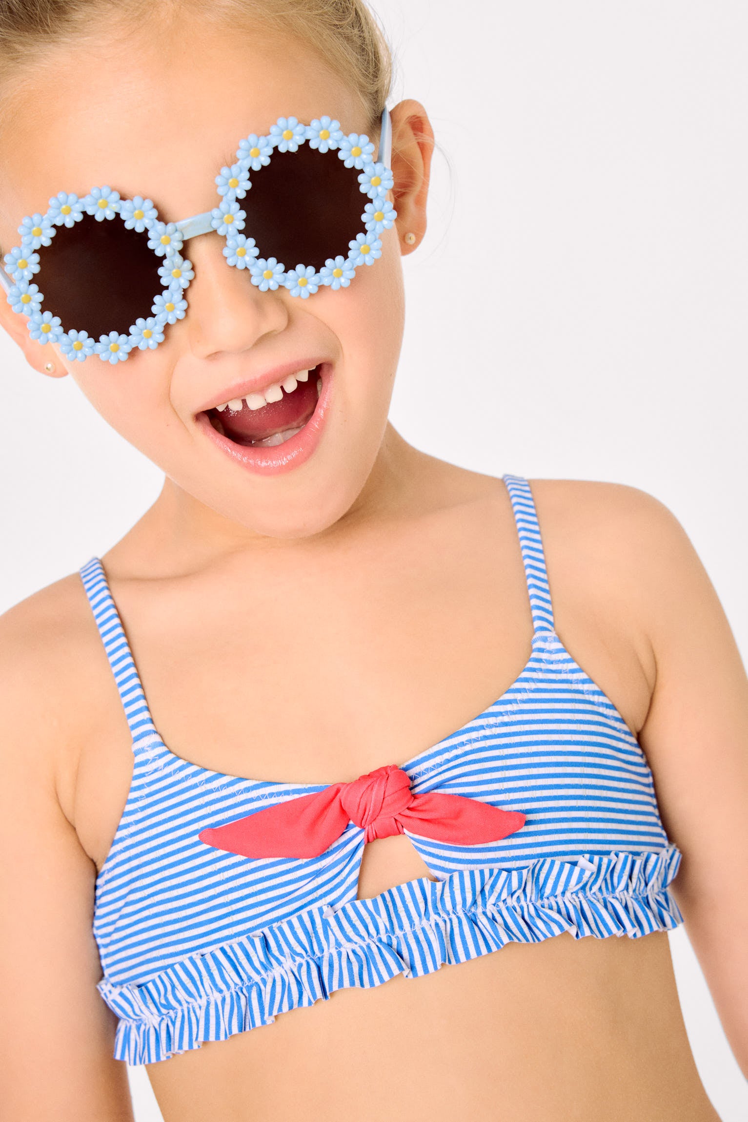 Biquíni infantil com detalhe de laço e franzido, estampa listrada