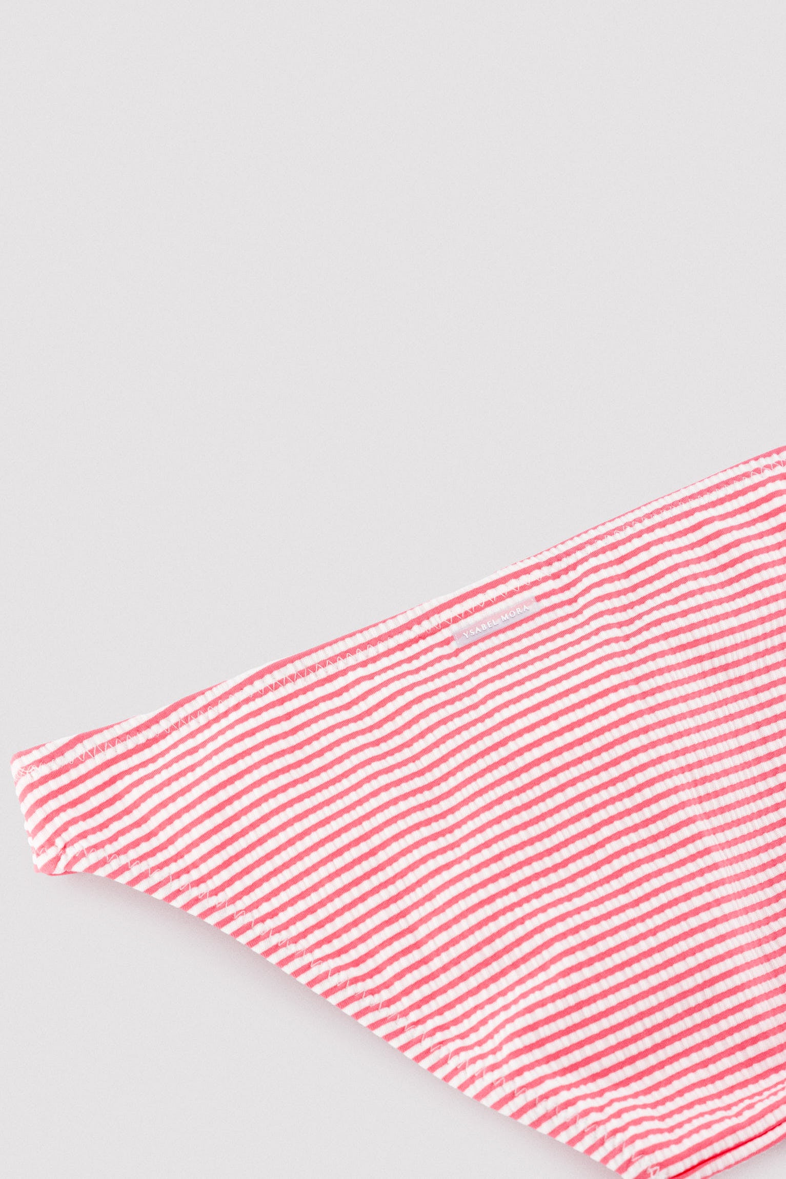 Biquíni infantil com detalhe de babados triplos e estampa listrada.