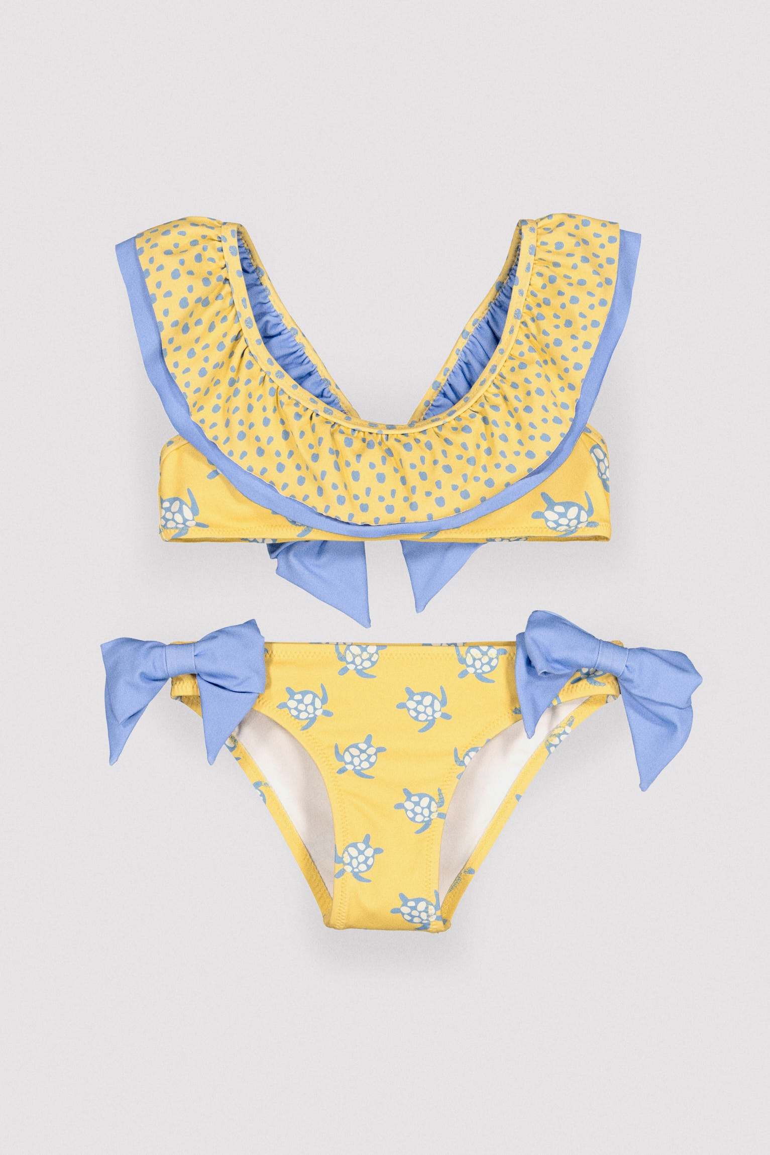 Biquíni infantil com detalhe de babados e laços, estampa de tartaruga.