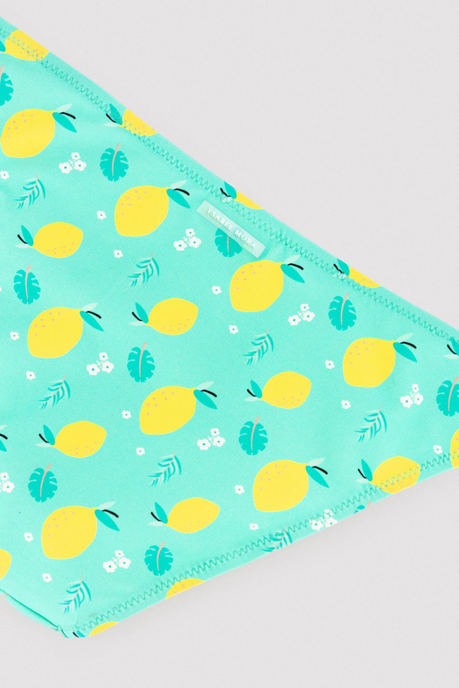 Biquíni infantil com detalhe de babado em estampa de limão