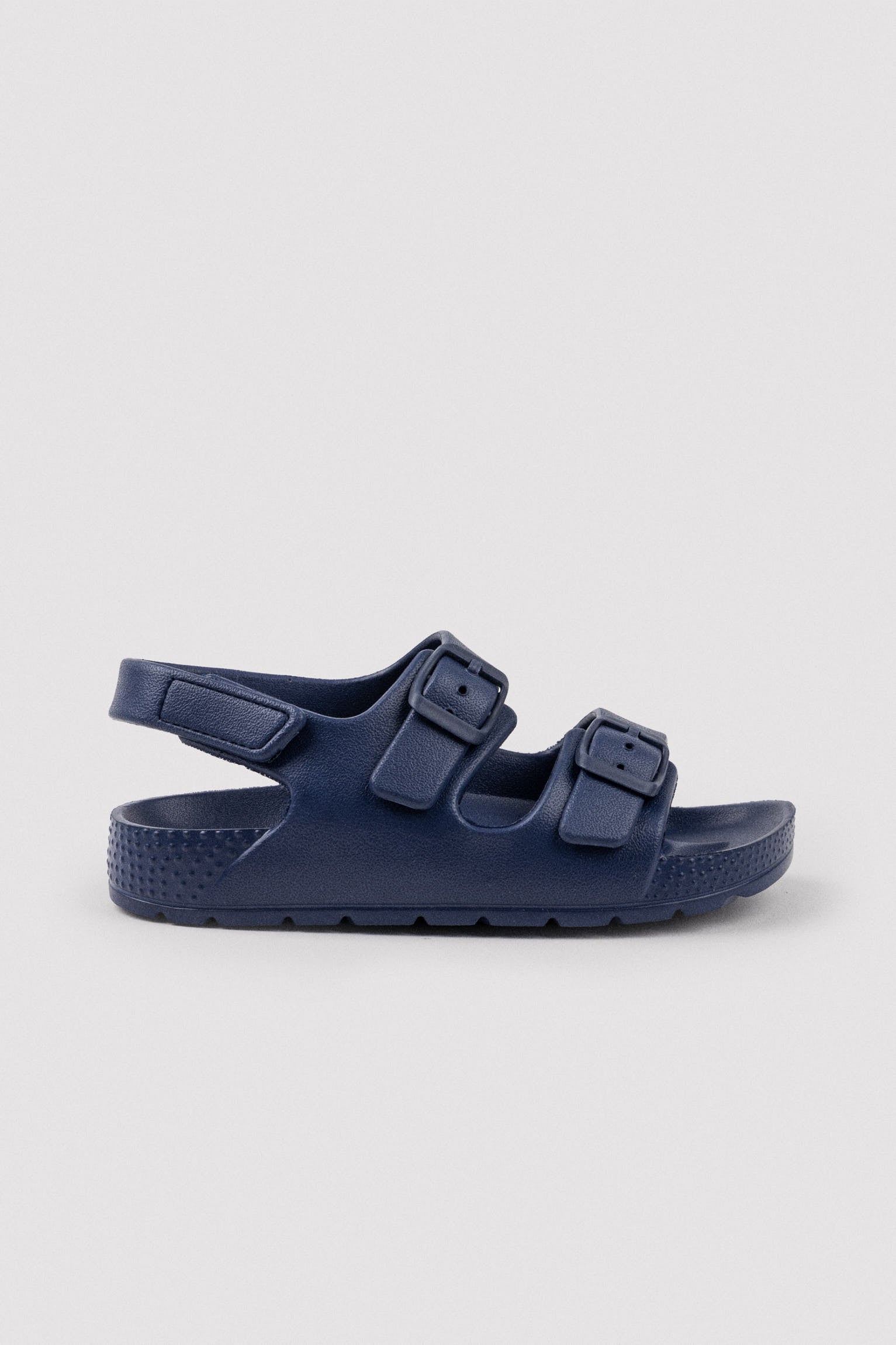 Chinelo infantil com fivelas ajustáveis e velcro azul-marinho.