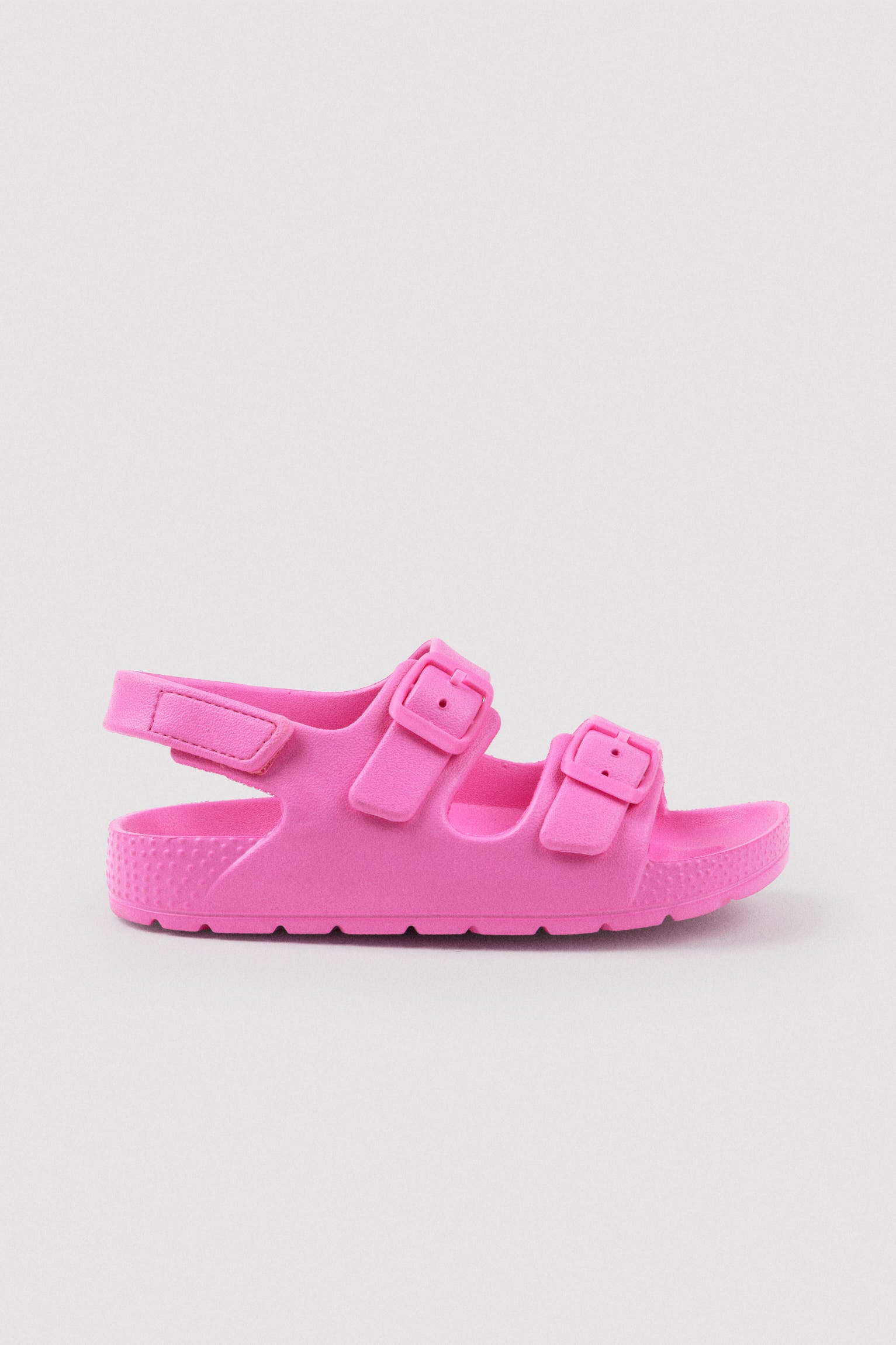 Chinelo infantil rosa com fivelas ajustáveis e fecho de velcro.