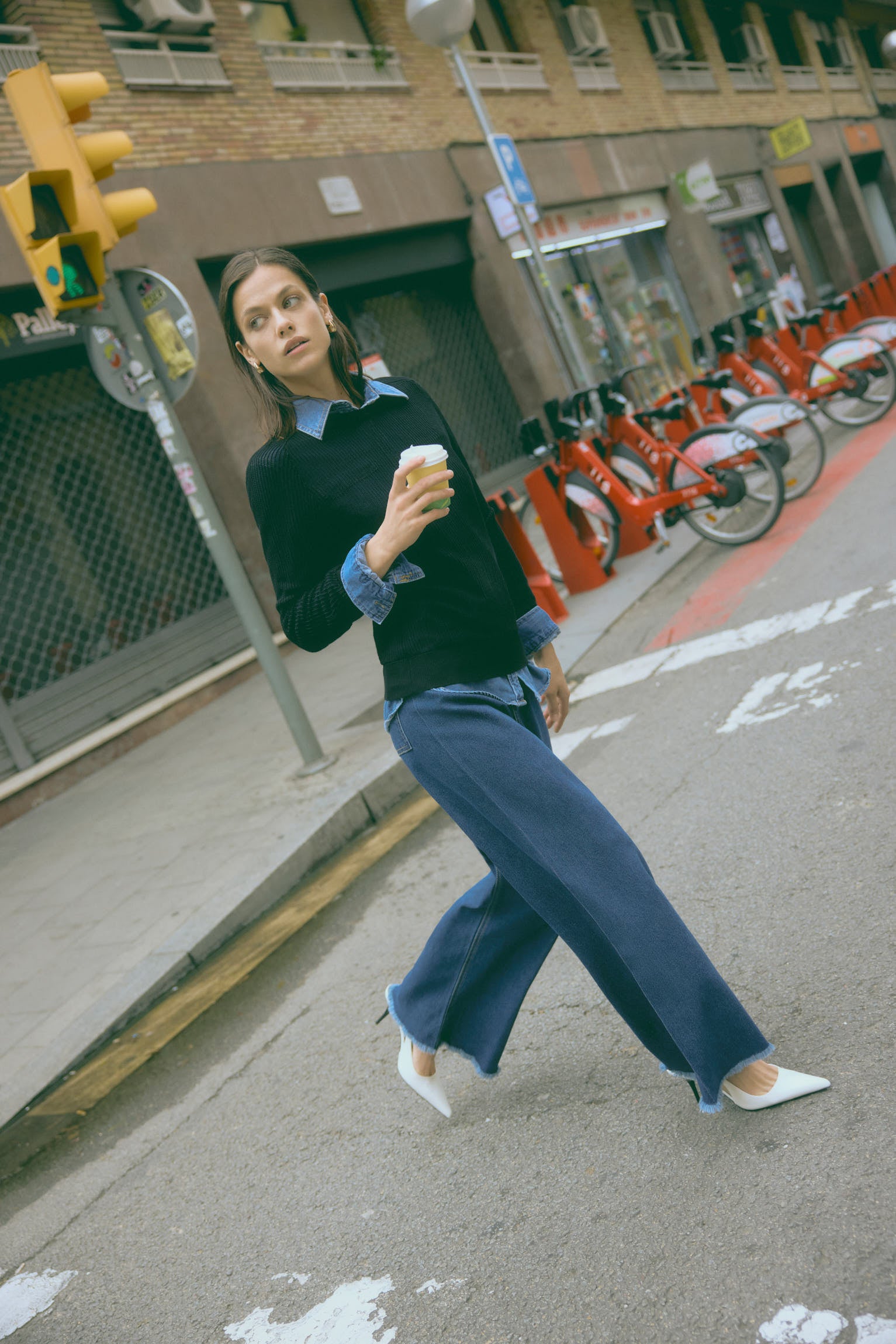 Calça jeans azul marinho com stretch e perna larga