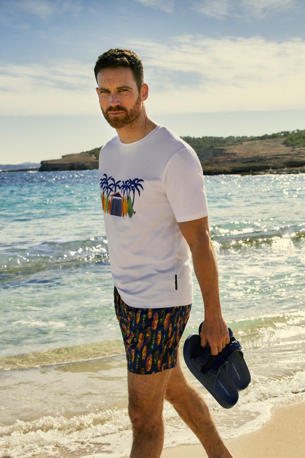 Camiseta manga curta com estampa de prancha de surf