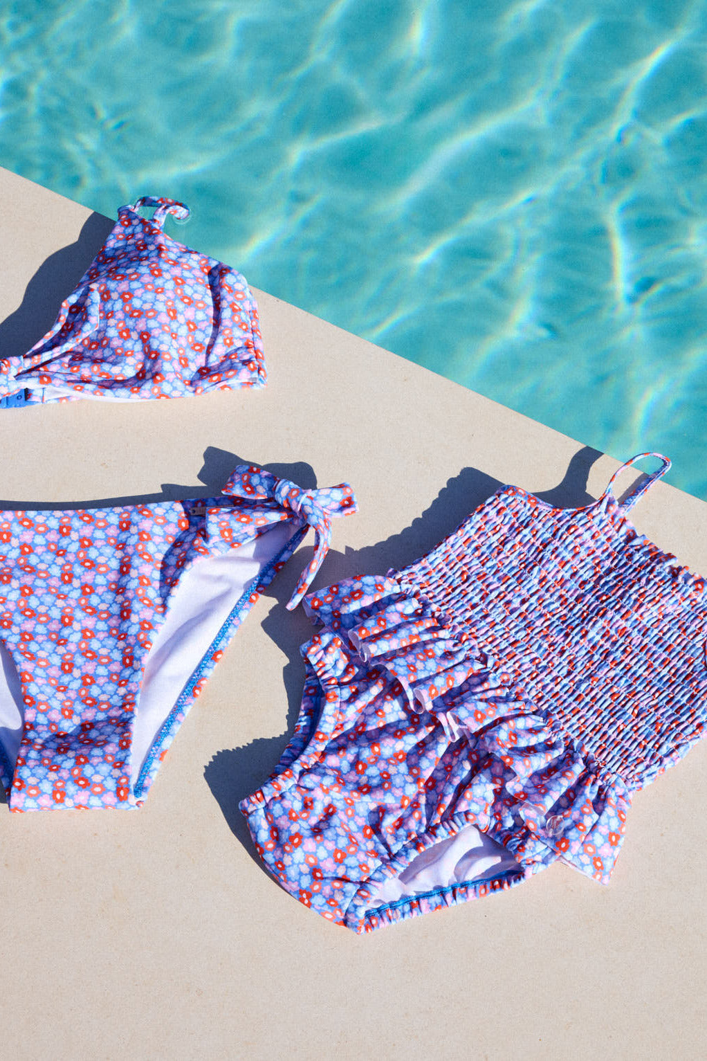 Fato de banho favo de mel para bebé com pequenas flores