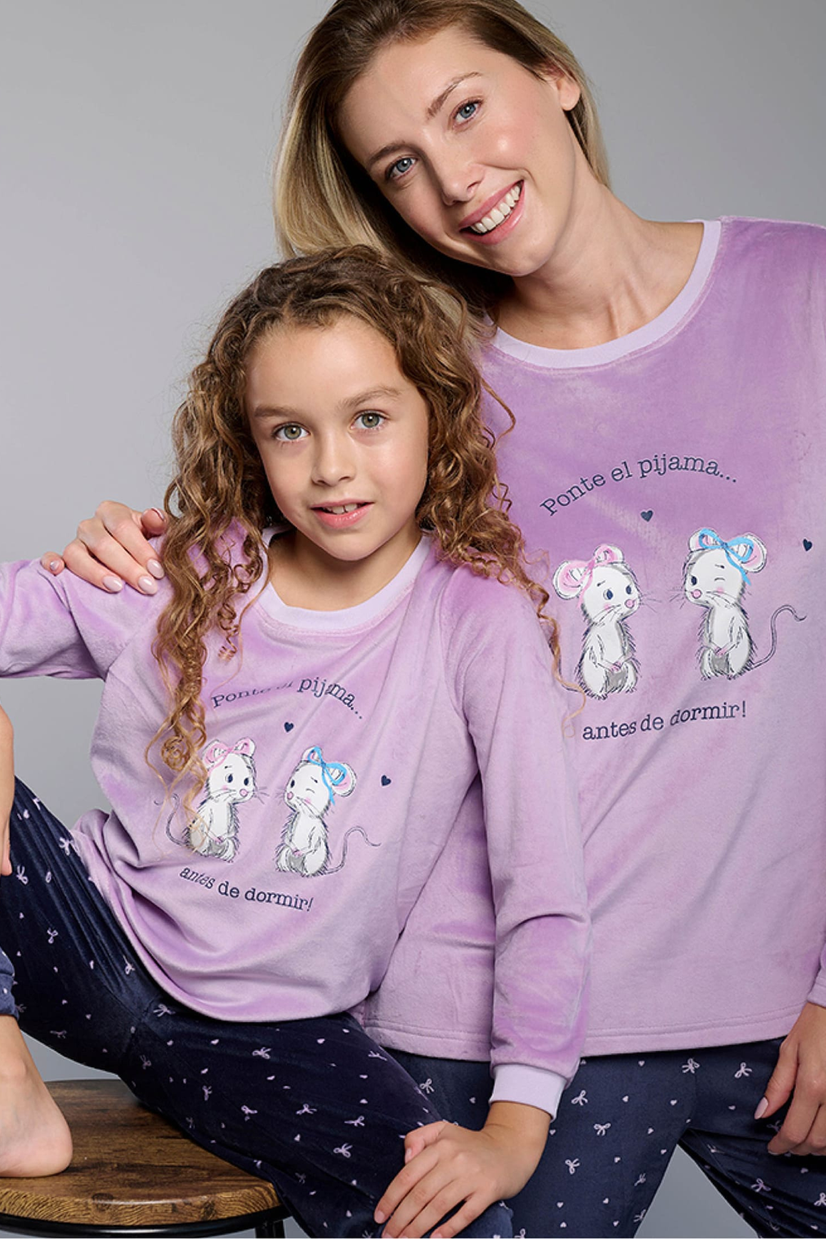 Pijama comprido de menina em veludo estampado de ratinhas