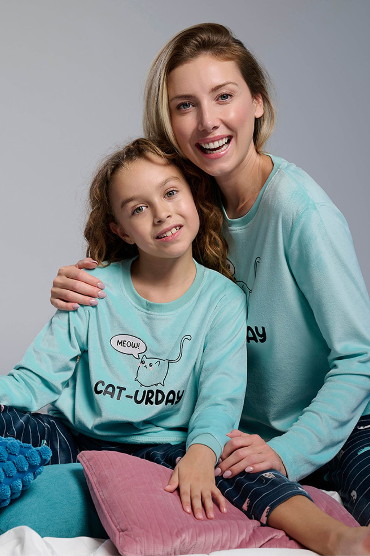 Pijama comprido de menina em veludo cat-urday às riscas