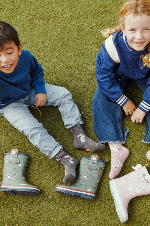 Meias de presente que combinam com o visual da capa de chuva