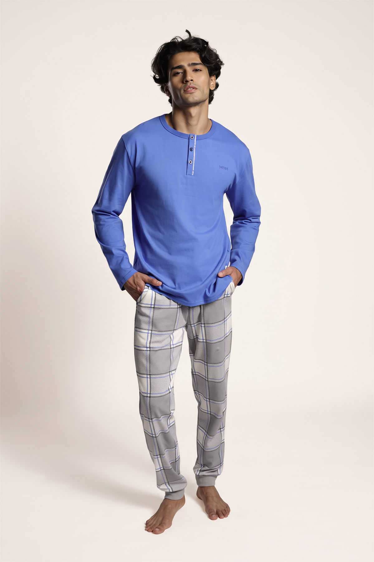 Pijama comprido de homem em algodão gola henley aos quadrados