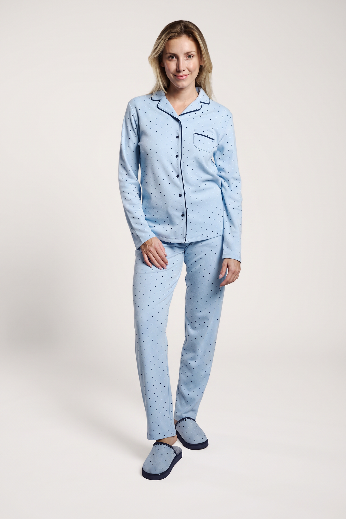 Pijama comprido camiseiro de mulher cardado com estampado de bolinhas azul