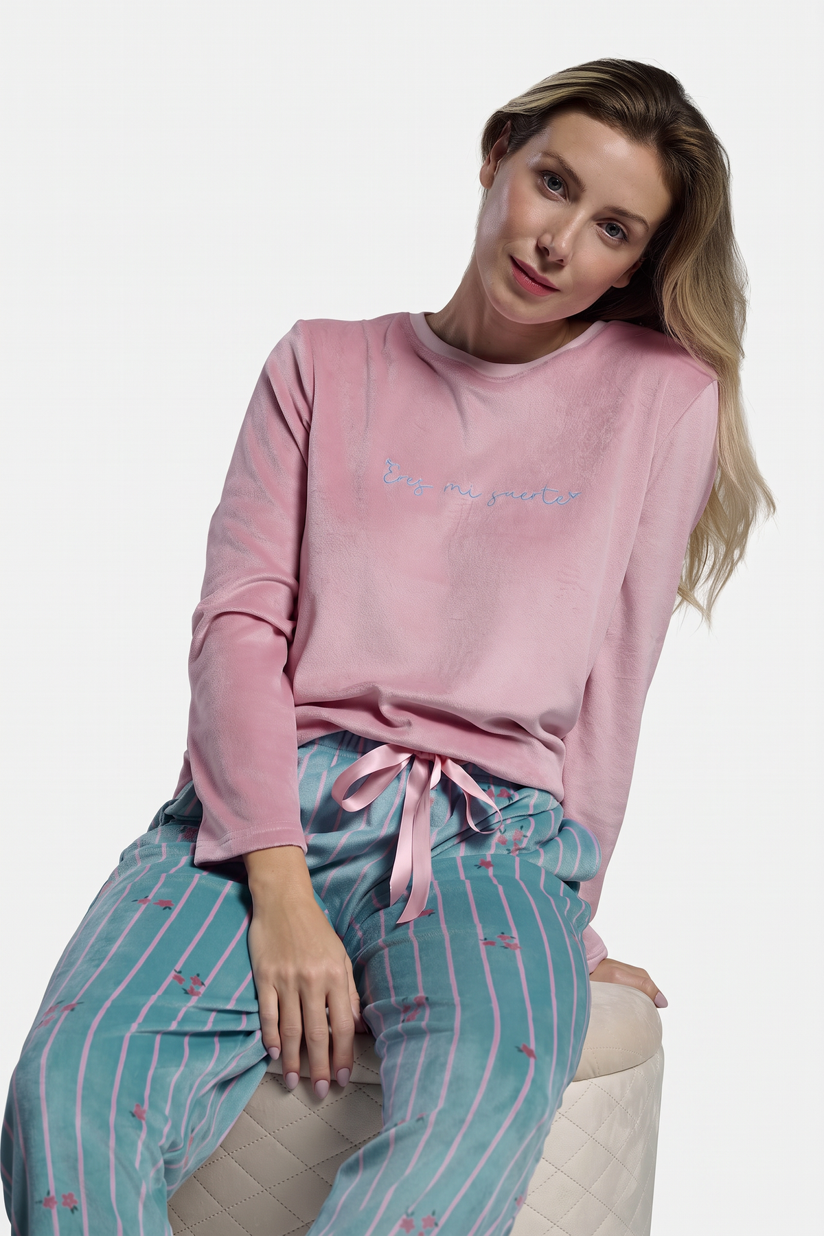 Pijama comprido de mulher em veludo camisola rosa e calças estampadas
