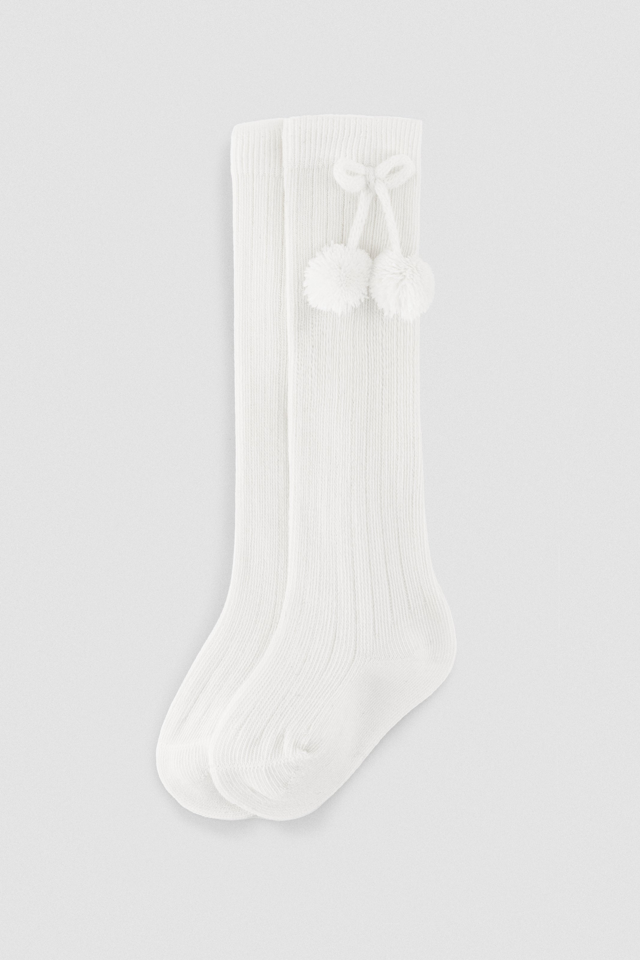 02833-1-calcetines-canale-blancos-infantiles-pompones-ysabel-mora
