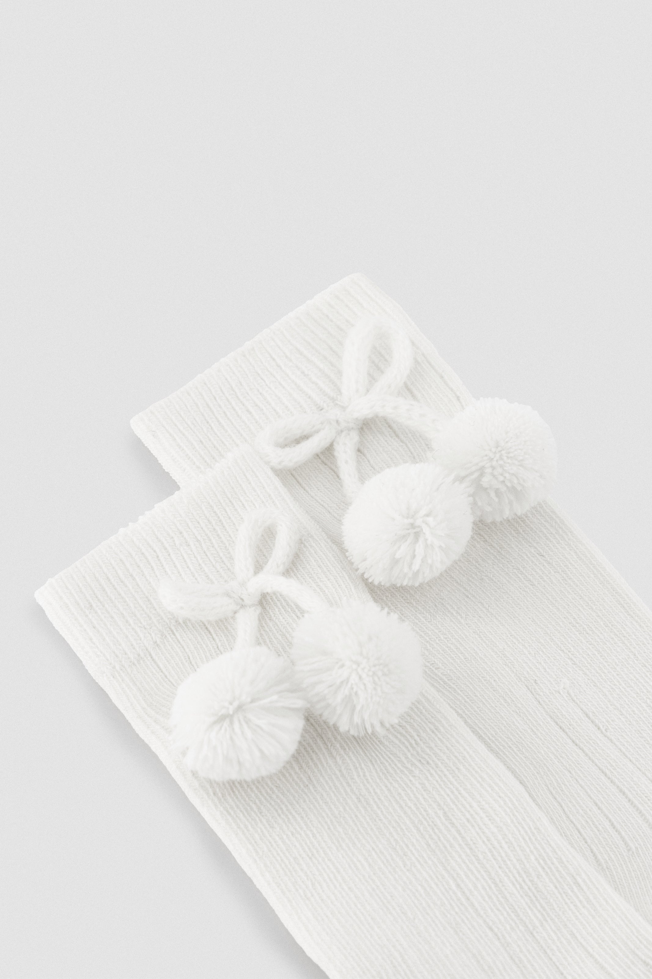 Meias longas brancas com pompom