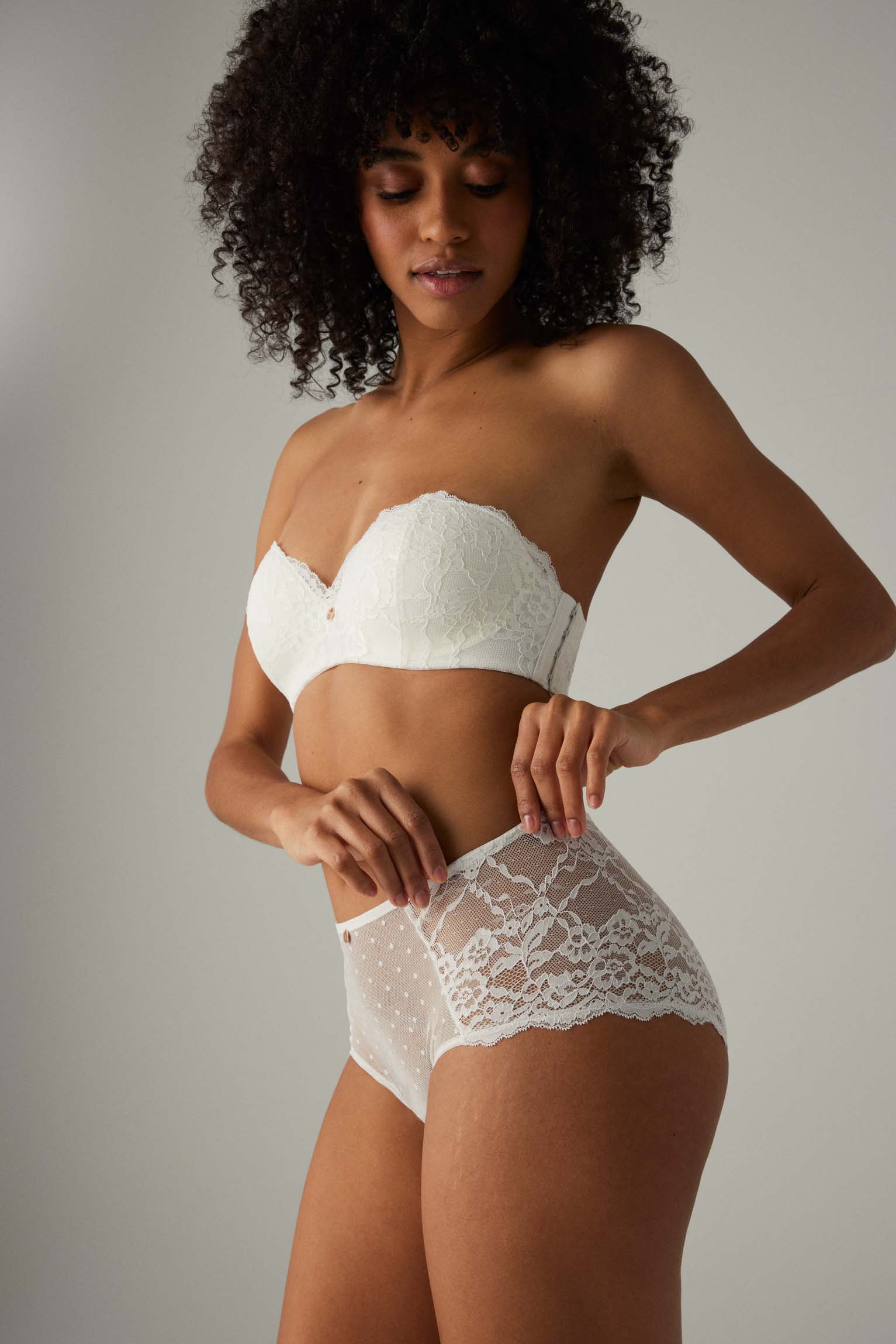 Conjunto de lingerie com sutiã multiposições e calcinha branca de cintura alta