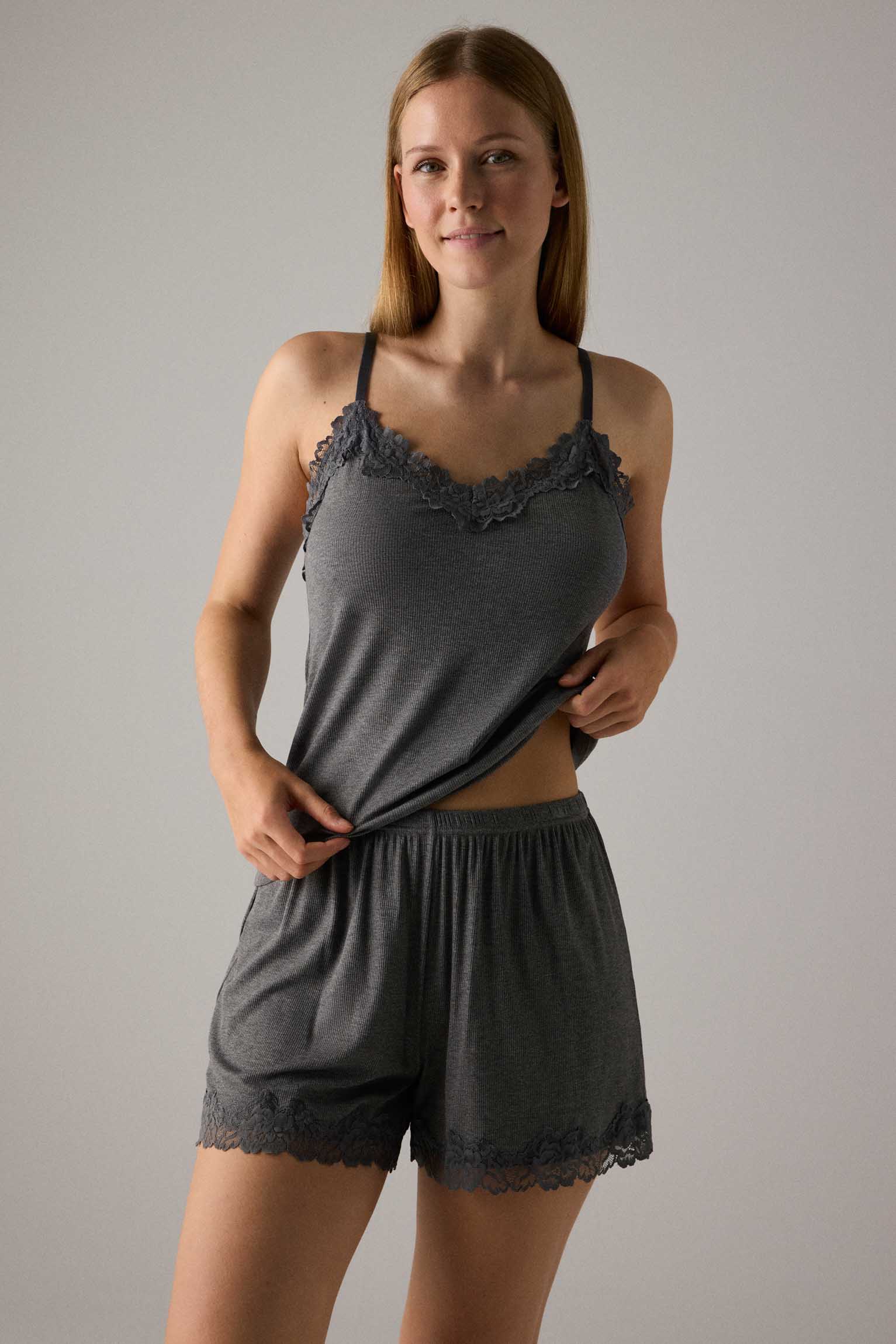 10650-2-conjunto-camiseta-tirantes-y-pantalon-corto-detalle-blonda-mujer-ysabel-mora - Gris