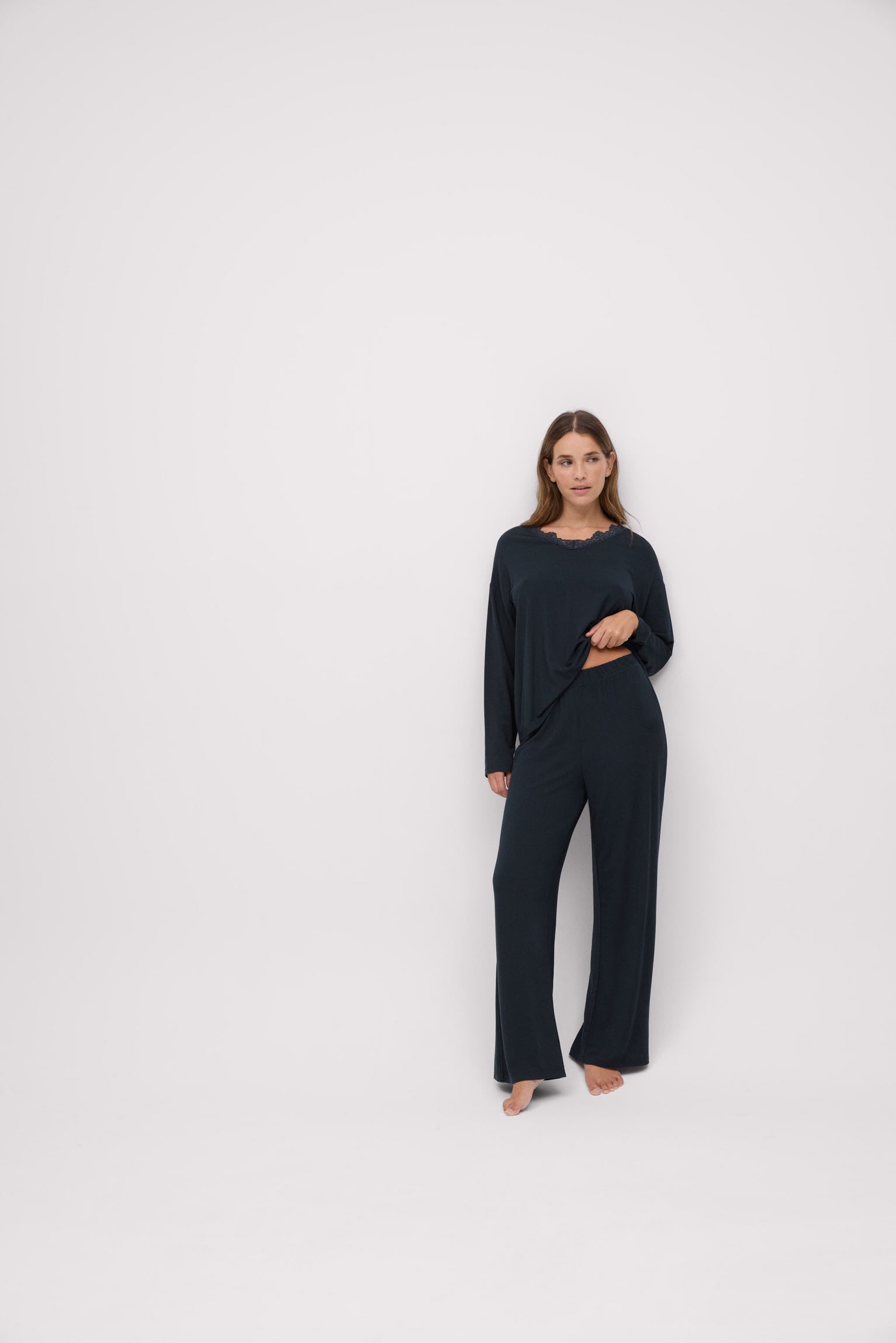Pijama longo de modal extra macio com calças pretas largas