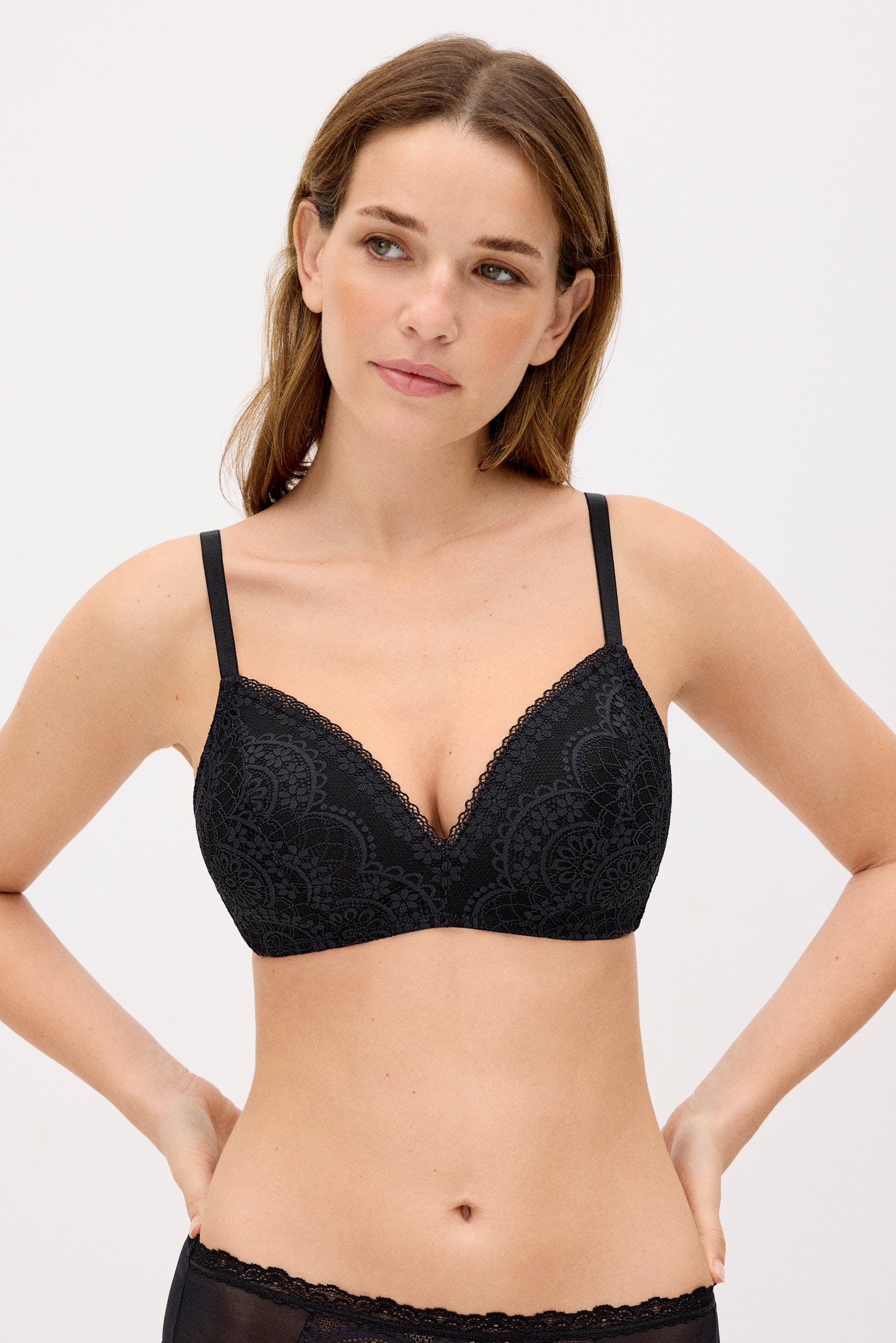 10803-1-sujetador-sin-aro-con-relleno-con-encaje-negro-sunkissed-paula-echevarria