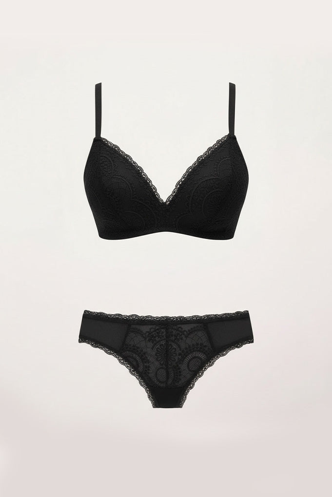 Conjunto de lingerie preta: sutiã sem aro e calcinha brasileira.