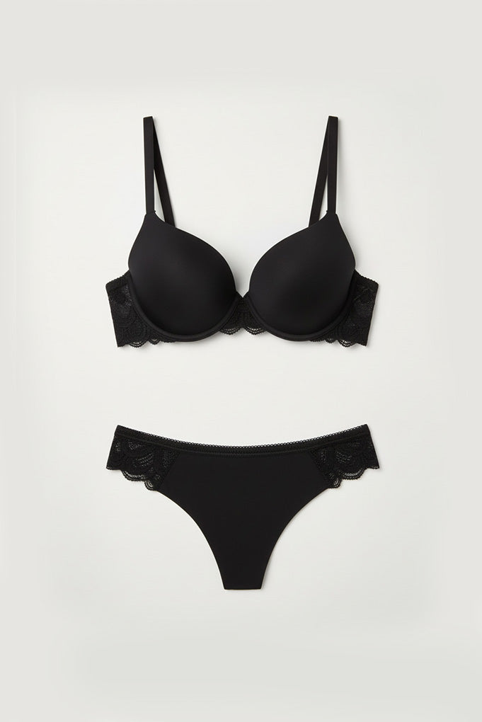 Conjunto de lingerie: sutiã com aro e calcinha fio dental preta