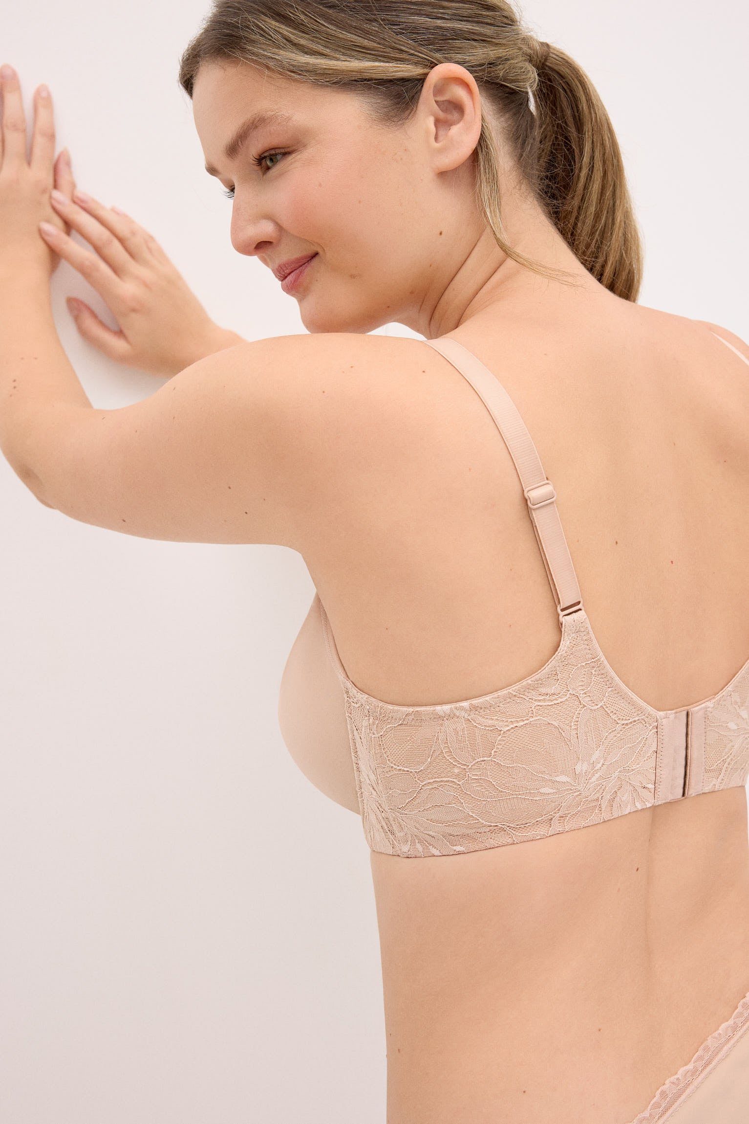 10815-4-sujetador-capacidad-con-aro-sin-relleno-detalles-encaje-nude-nostalgia-breeze-paula-echevarria