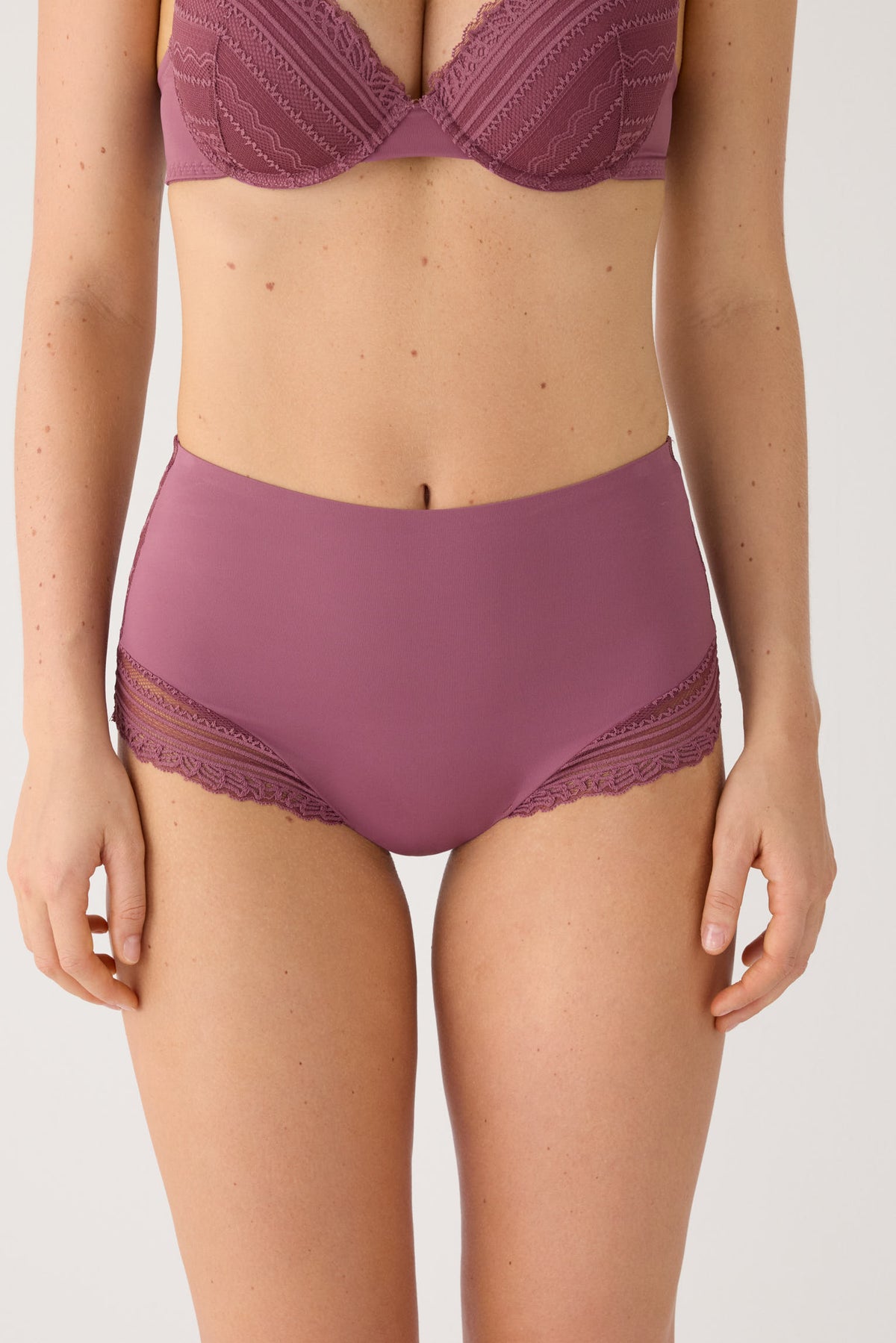 Cueca alta renda rosa